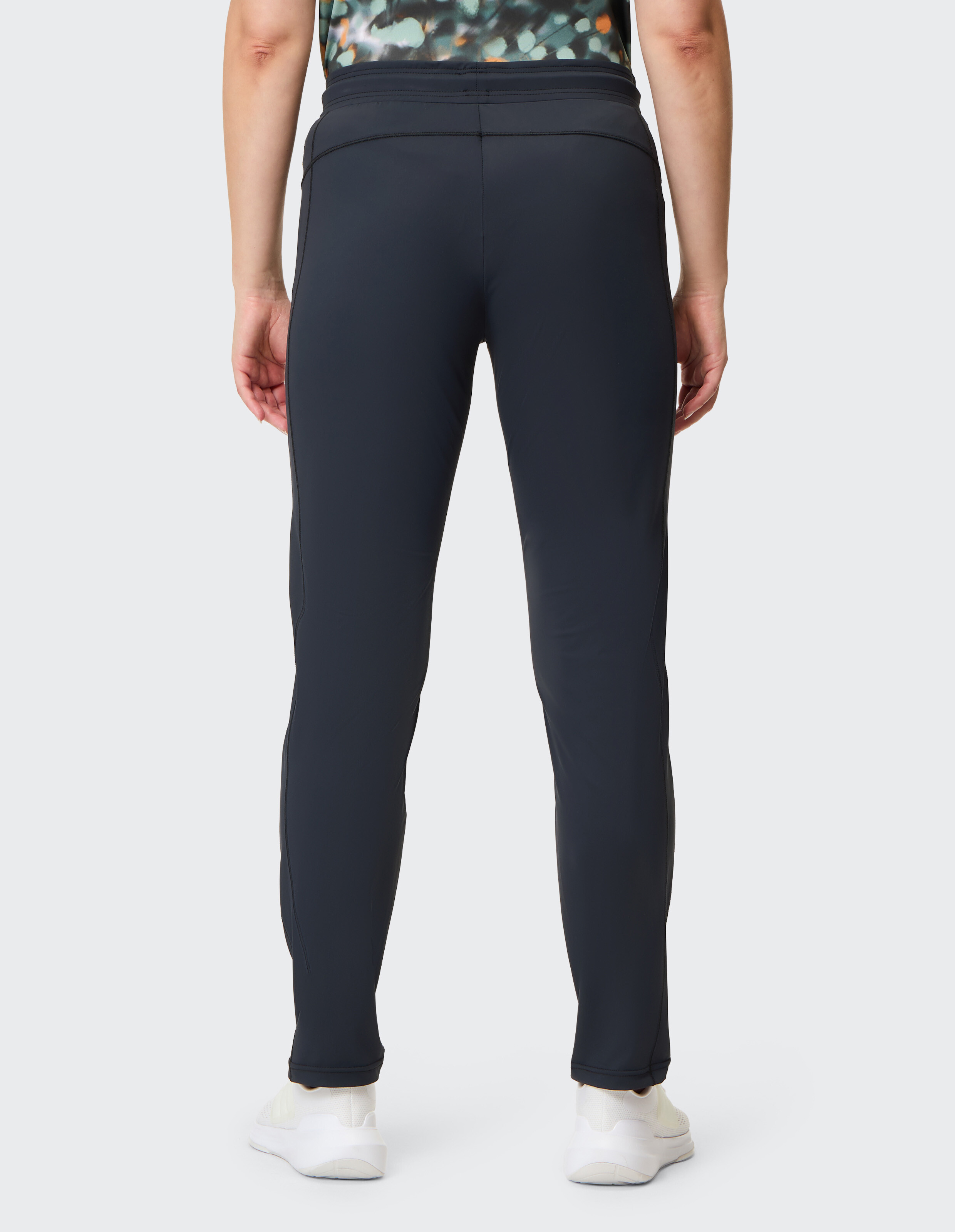 Rückansicht einer schwarzen, schmal geschnittenen Freizeit-Jogginghose mit elastischem Bund.