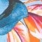 Nahaufnahme eines farbenfrohen Blumenstoffs mit lebendigen Mustern und Texturen.