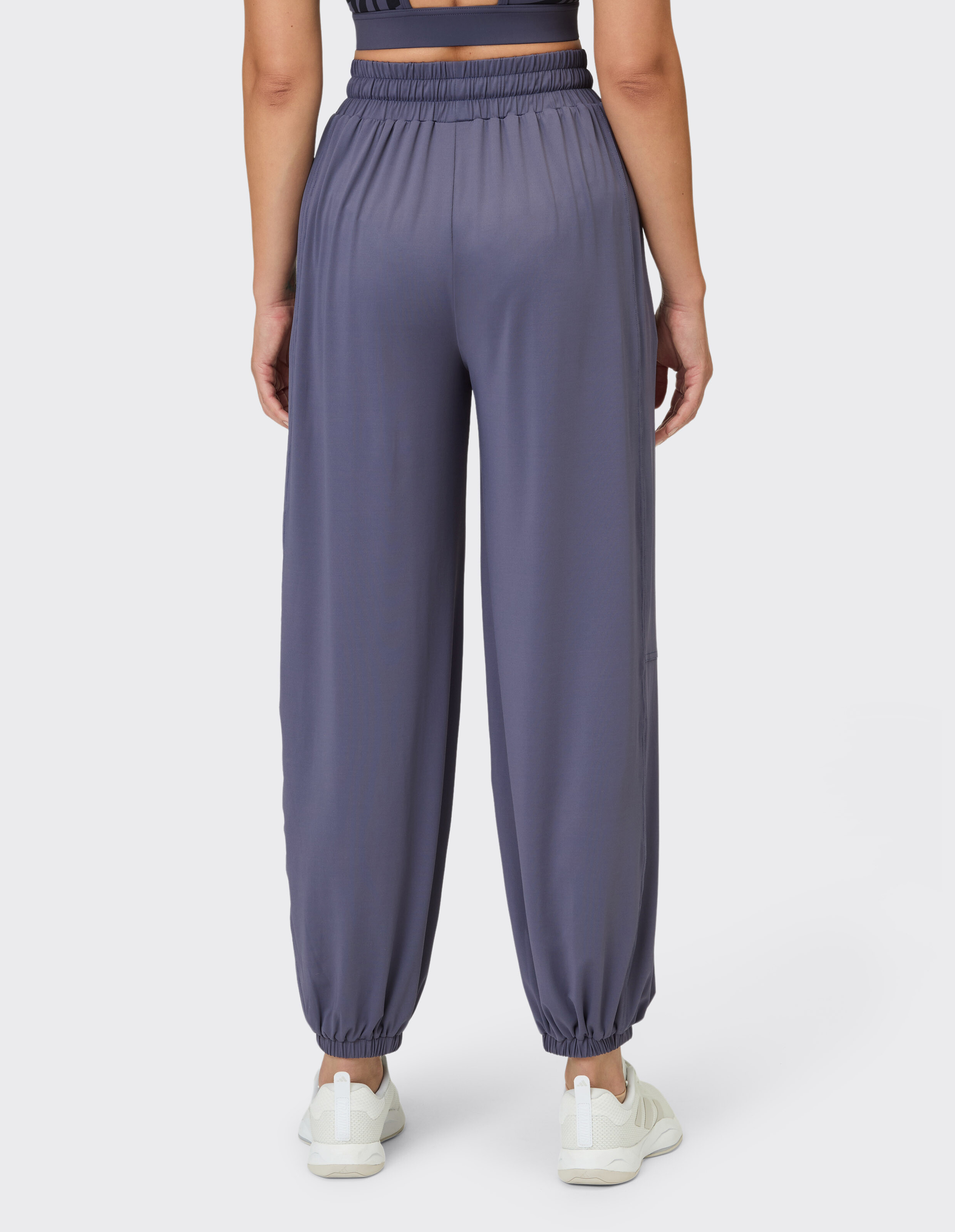 Rückansicht der Venice Beach Remie Jogginghose in Blau mit bequemem Gummibund.