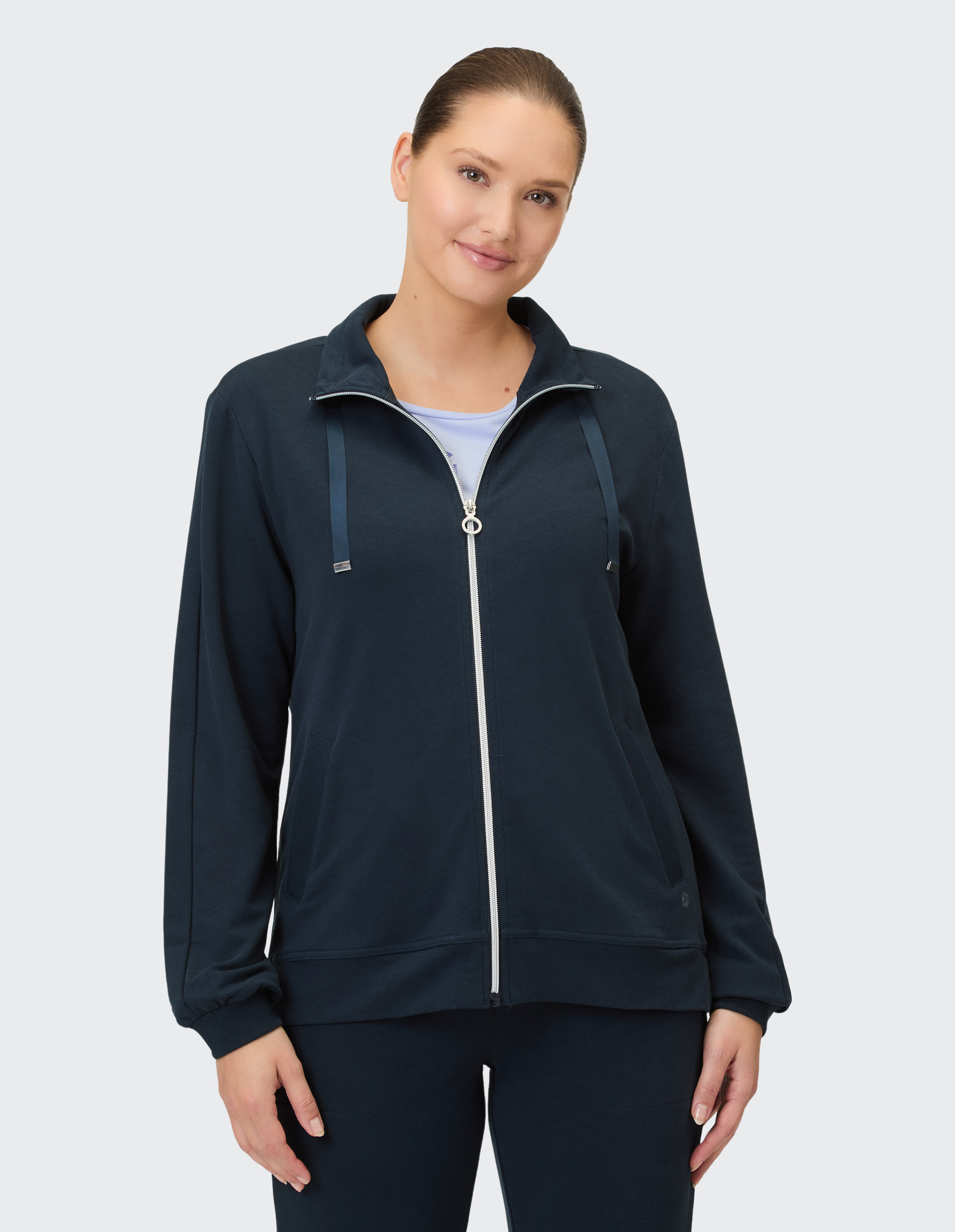 Marineblaue Jacke mit Reißverschluss und Kordelzug, perfekt für Freizeitkleidung und zum Faulenzen.