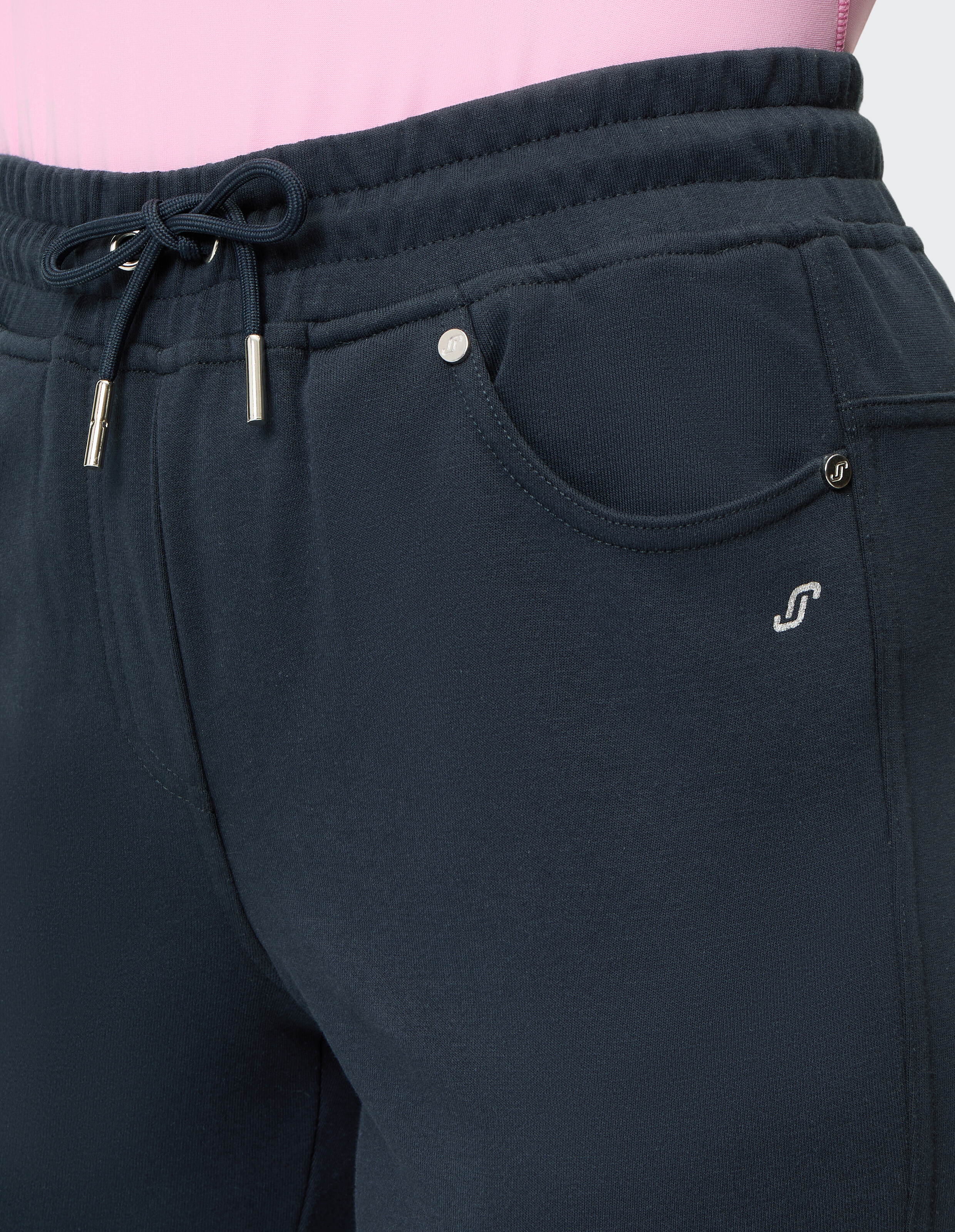 Nahaufnahme des dunkelblauen JOY Sportswear 3/4-Hosens Vanessa mit Kordelzug in der Taille.