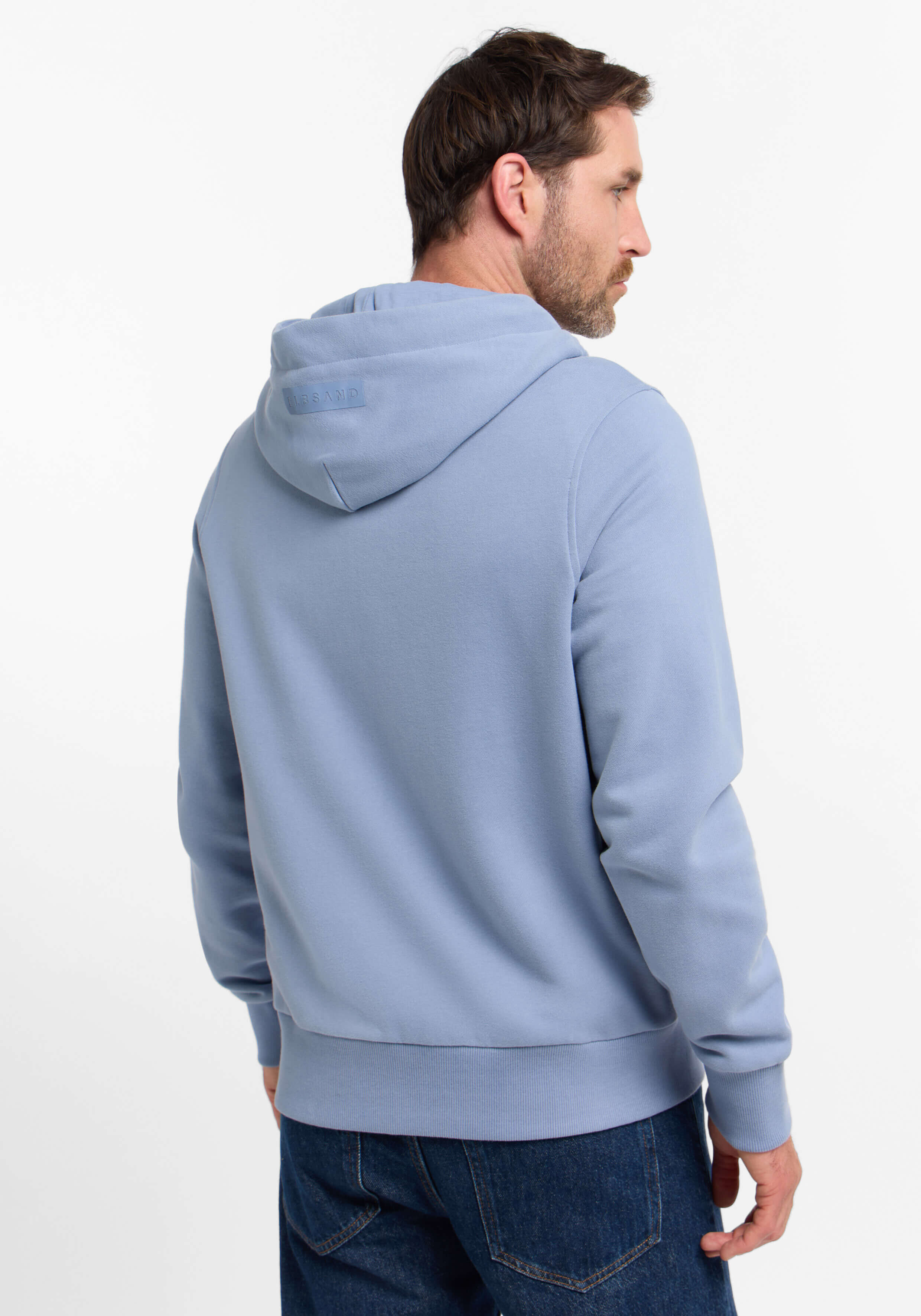 Mann trägt einen hellblauen ELBSAND-Hoodie, Rückansicht, lässiger Loungewear-Stil.