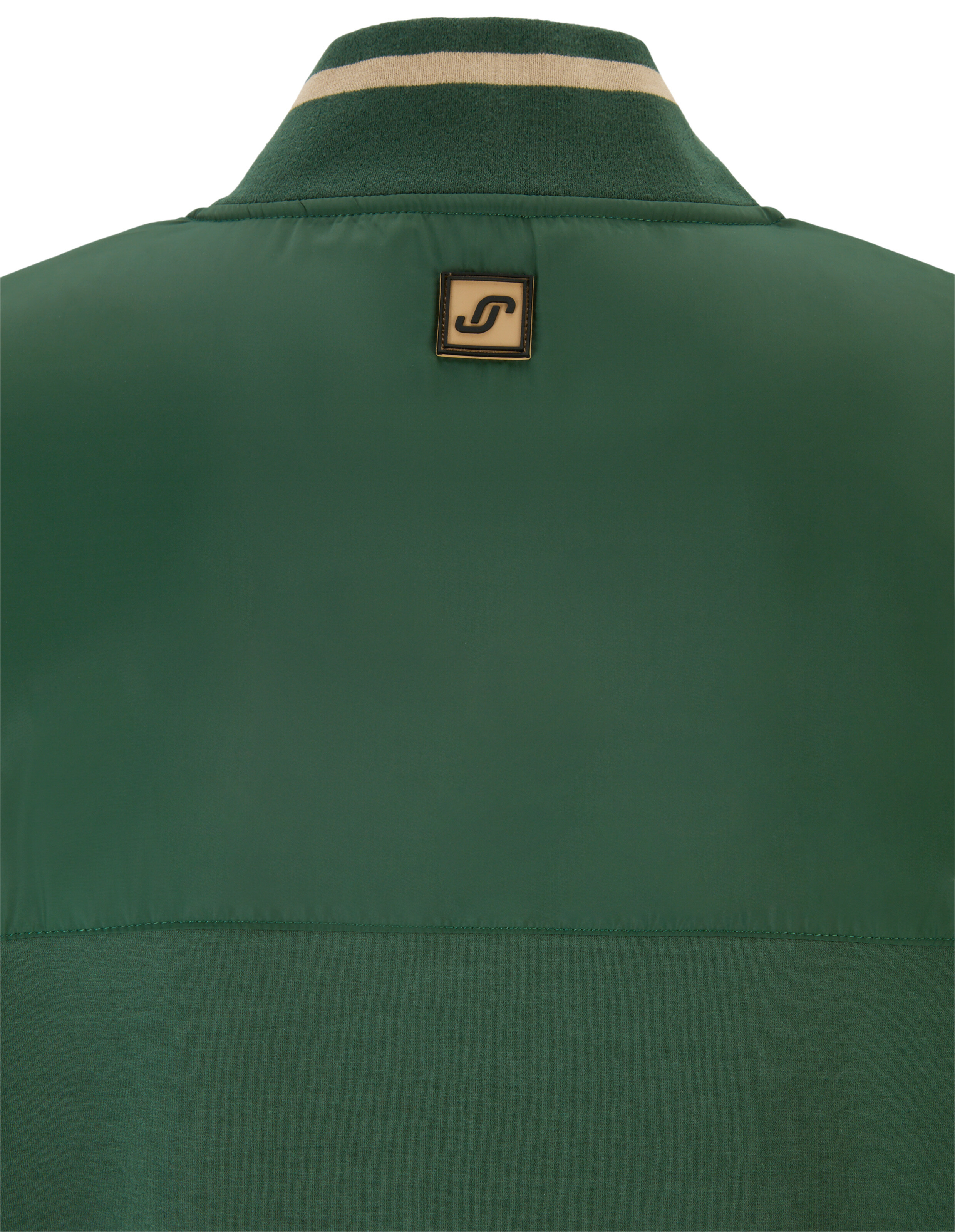 Rückansicht einer grünen Freizeitjacke mit gestreiftem Kragen und Logo-Detail.