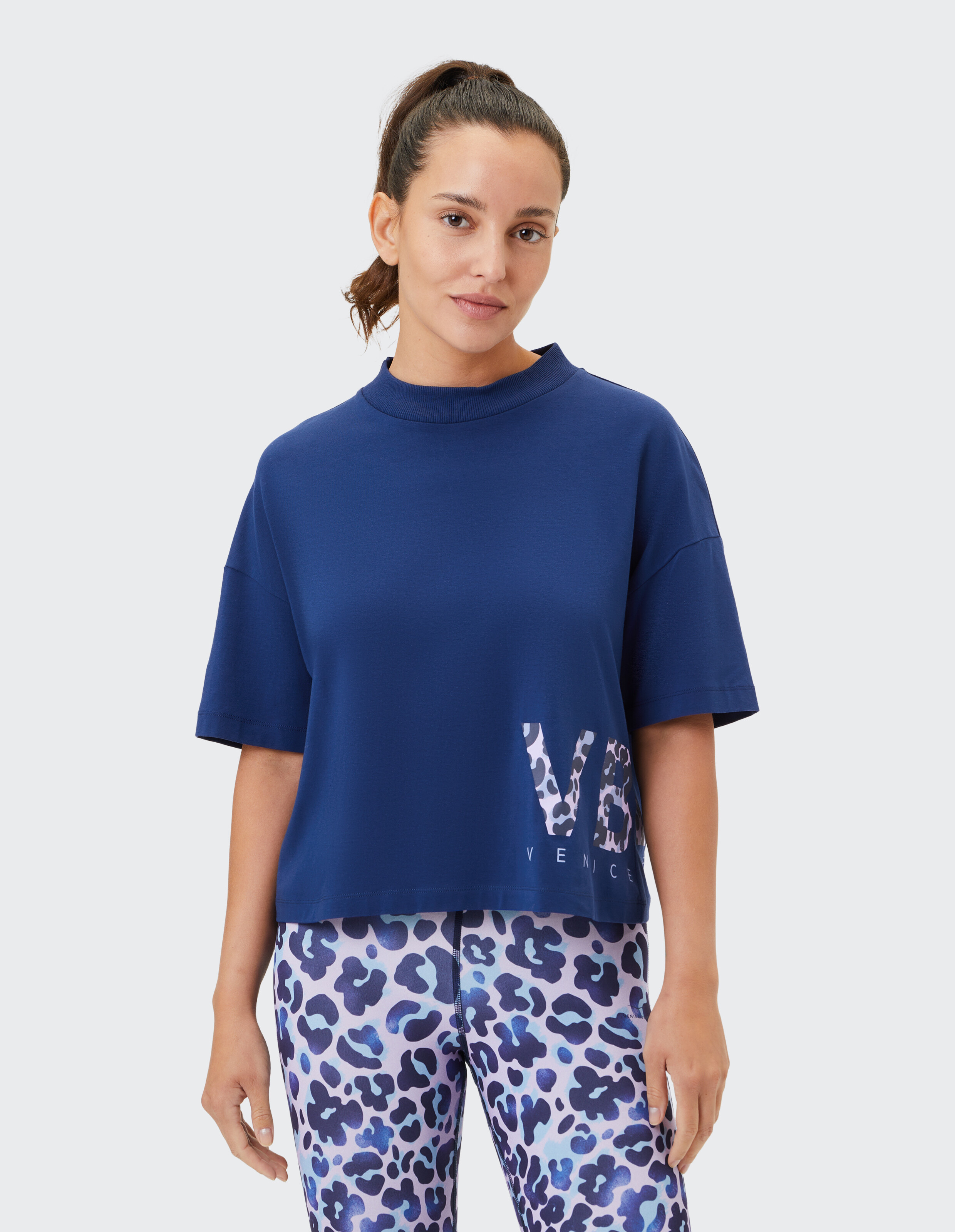 Marineblaues Kurzarmoberteil mit „Venice“-Grafik, gepaart mit einer Hose mit Leopardenmuster.