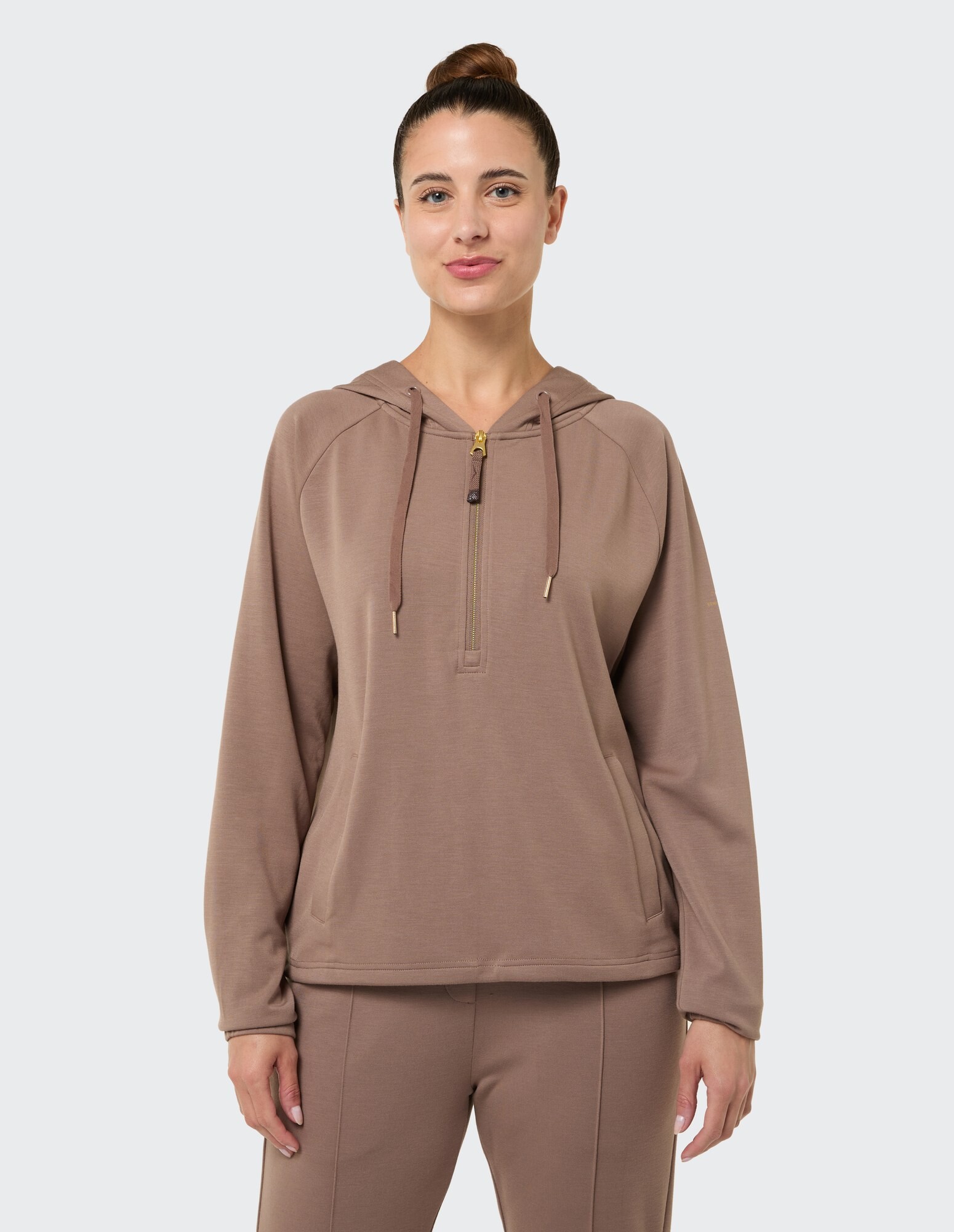 Kuscheliger brauner Kapuzenpullover mit Reißverschluss und entspannter Passform, perfekt für den Freizeitgebrauch.