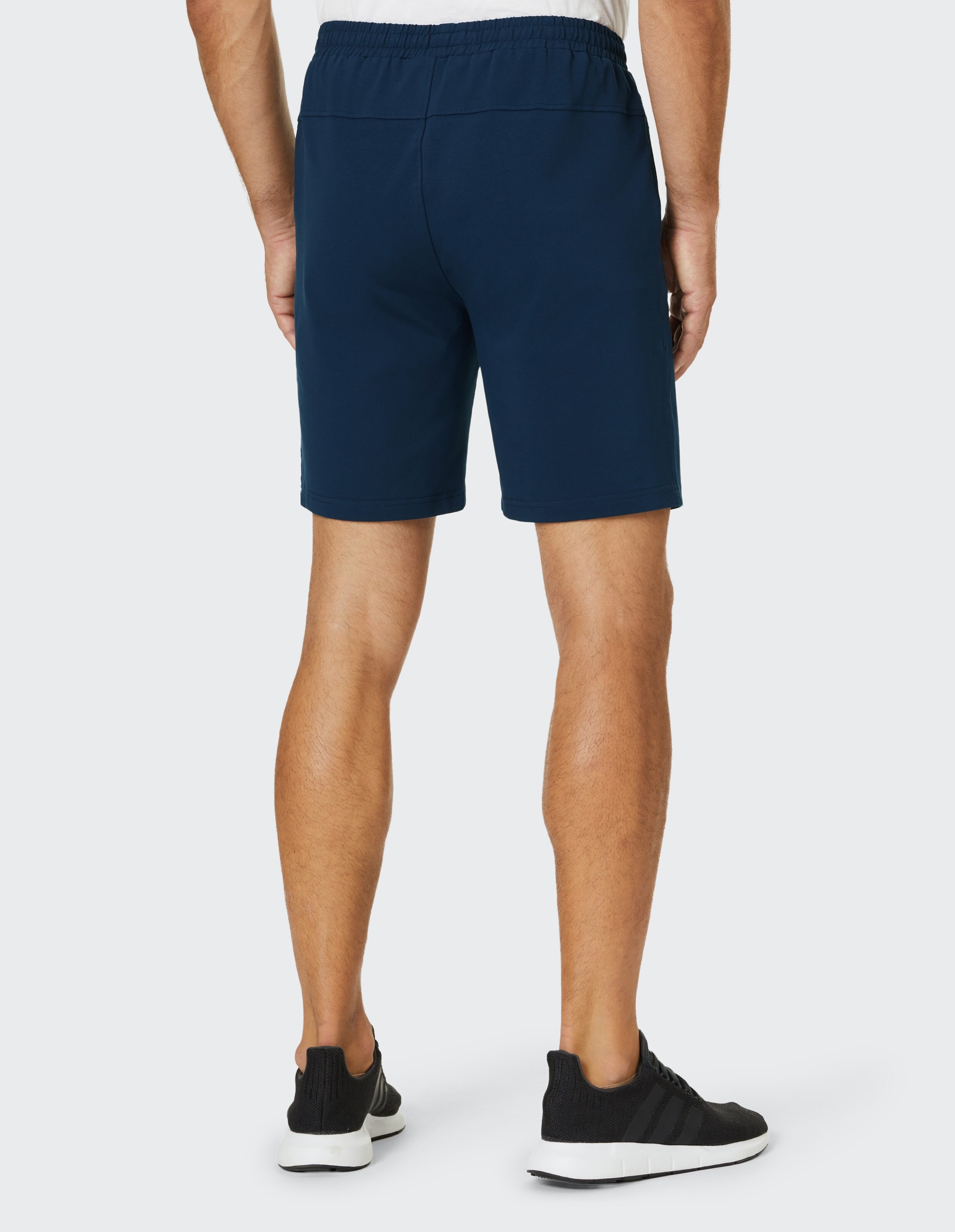 Dunkelblaue Shorts mit elastischem Bund und seitlichem Reißverschluss in einem schlichten, funktionalen Design für Freizeitaktivitäten.