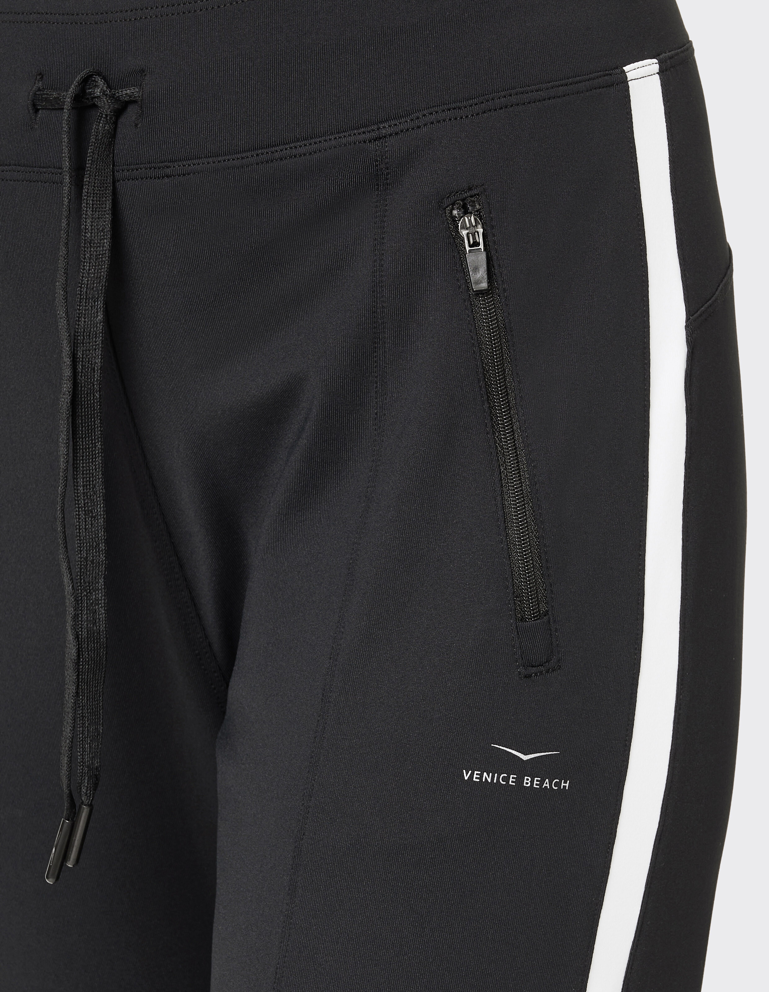 Schwarze, lässige Jogginghose von Venice Beach mit weißem Seitenstreifen und Reißverschlusstasche.