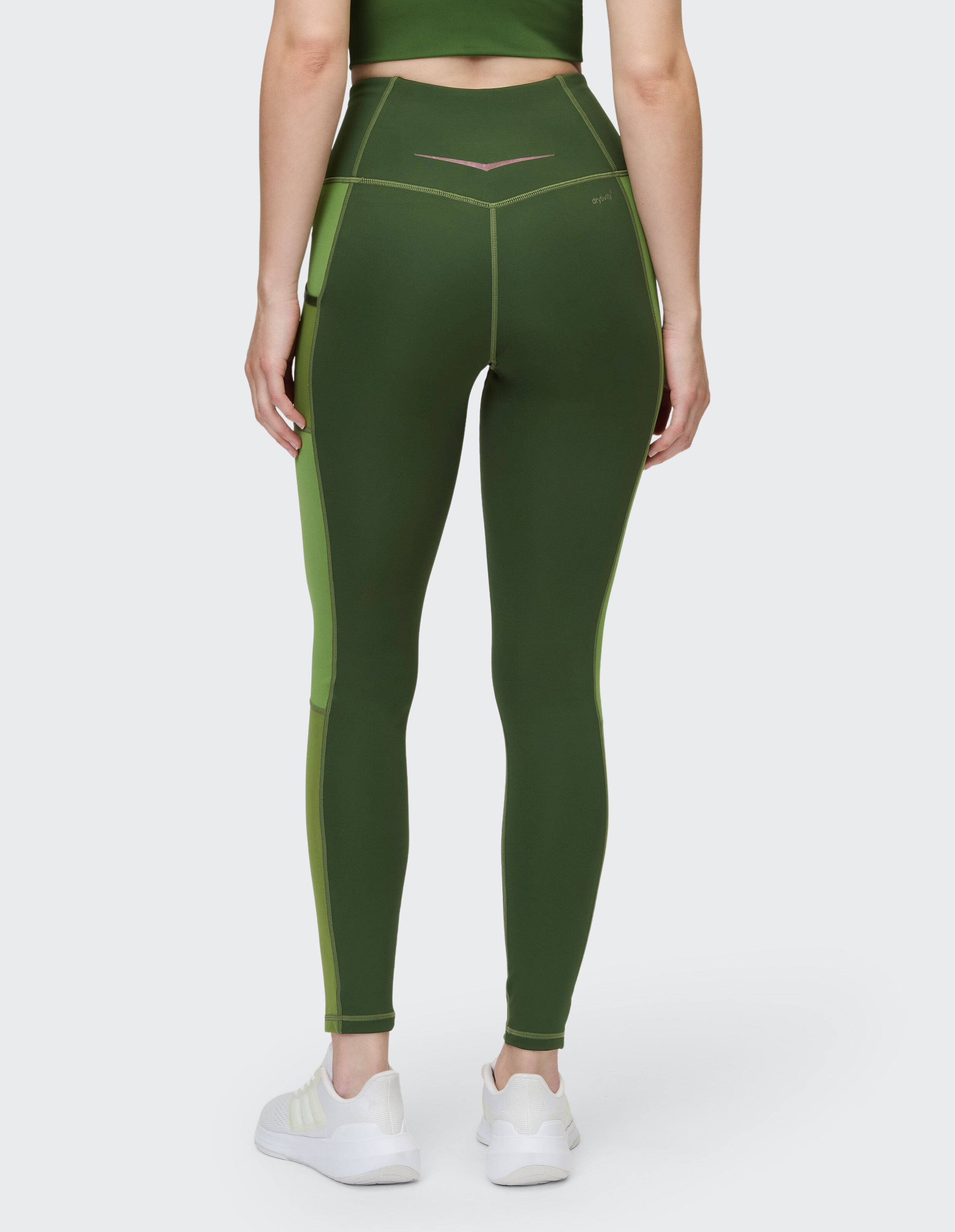 Rückansicht einer olivgrünen Leggings mit hoher Taille und Seitentaschen für lässige Sportbekleidung.