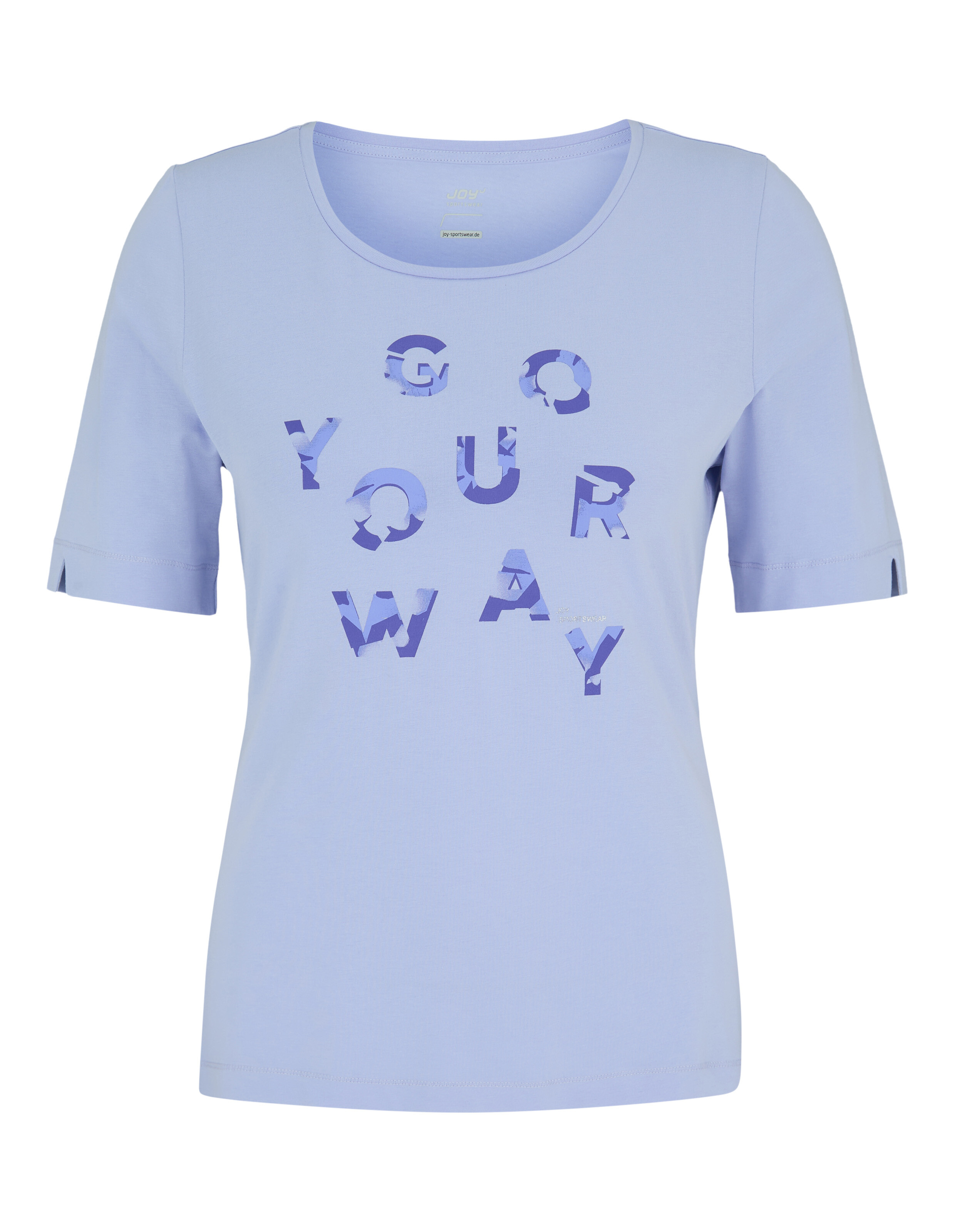 Ein hellblaues T-Shirt mit halbem Ärmel, das den Schriftzug "GO YOUR WAY" in dunkleren Blautönen zeigt.