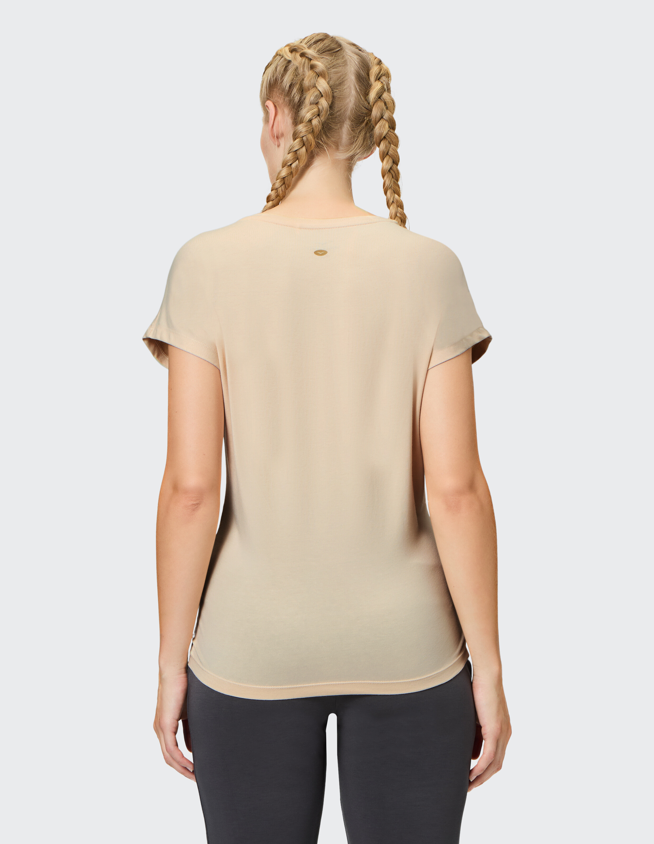 Rückansicht des beigefarbenen Venice Beach Kurzarmshirt Yvi für gemütliche Freizeitkleidung.