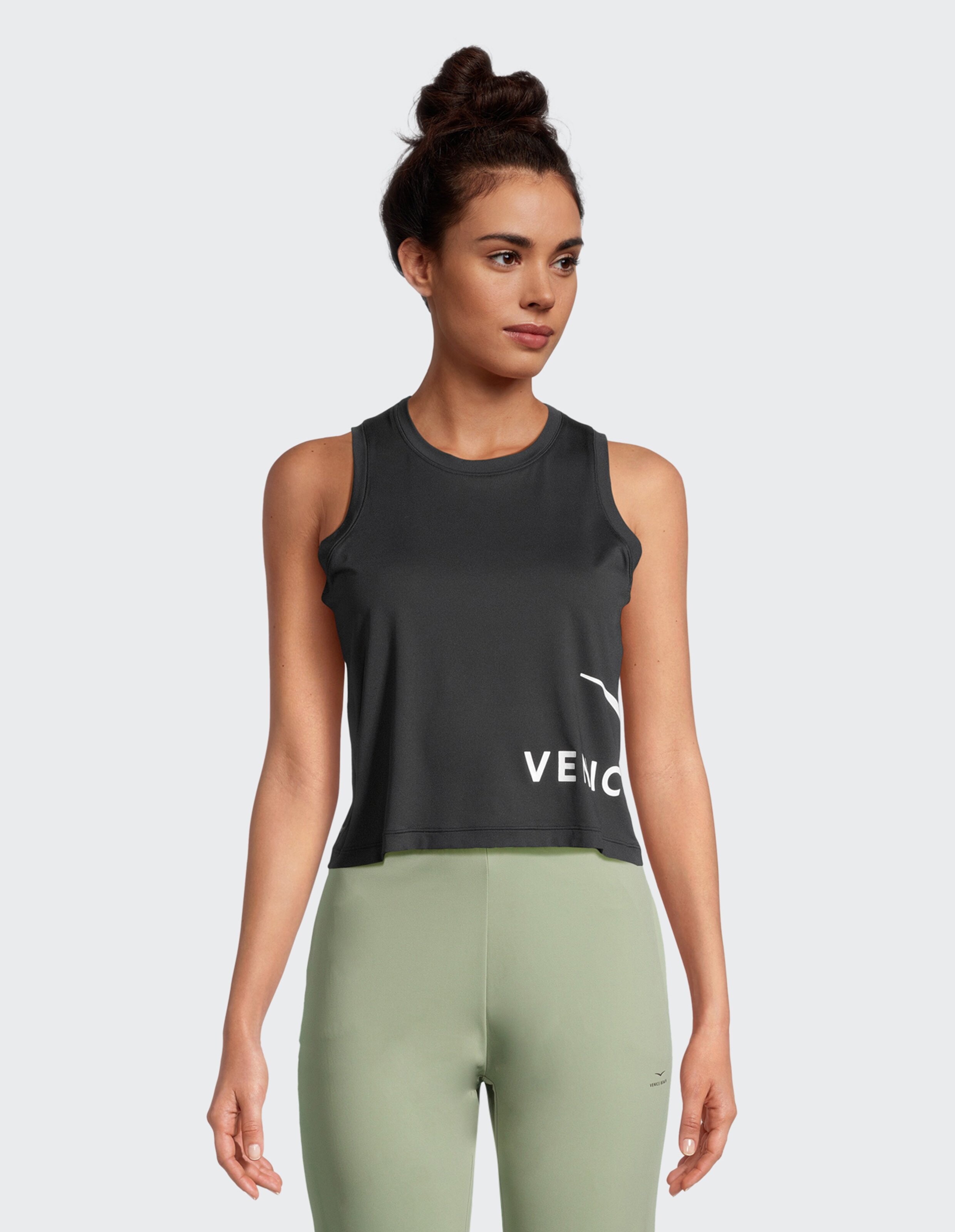 Frau trägt ein schwarzes Venice Beach Top Yael-Tanktop für lässigen, sportlichen Stil.