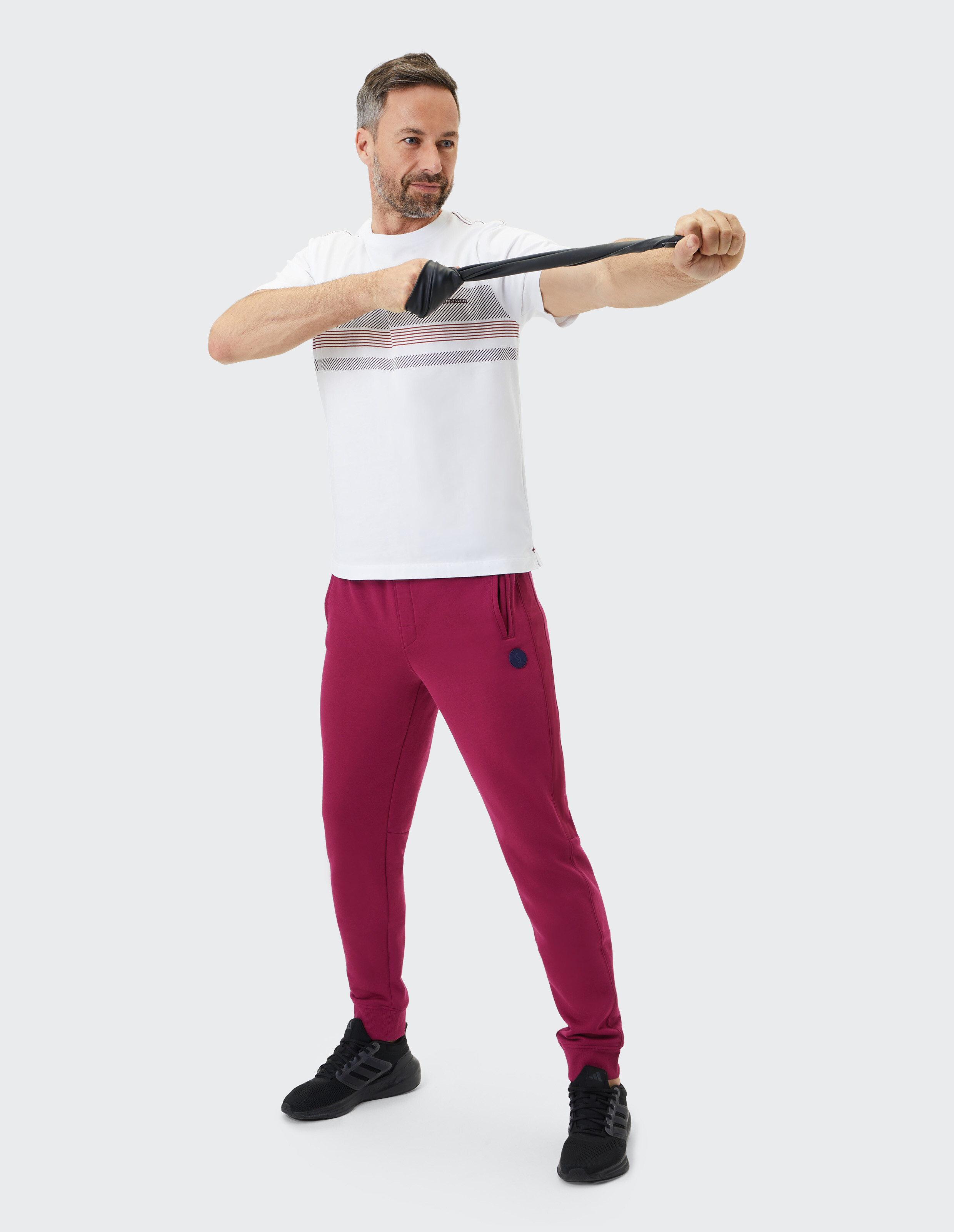 Bordeauxrote Jogginghose mit Kordelzug, elastischem Bund und Seitentaschen, geeignet für Freizeit und Sport.