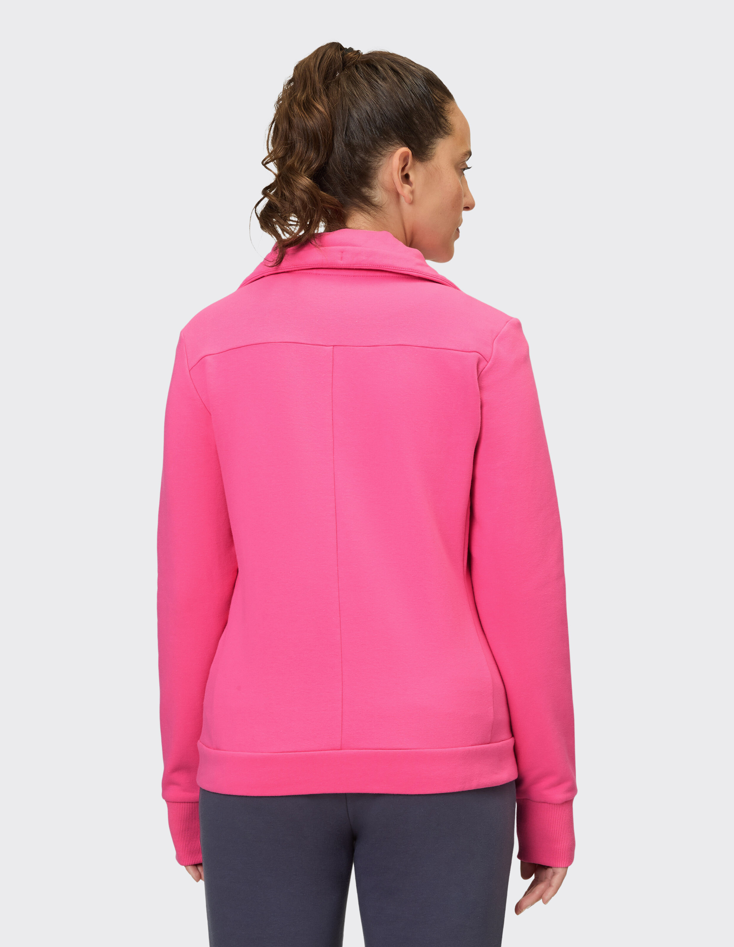 Rückansicht einer rosa Sweatjacke von Venice Beach Caron für gemütliche Freizeitkleidung.