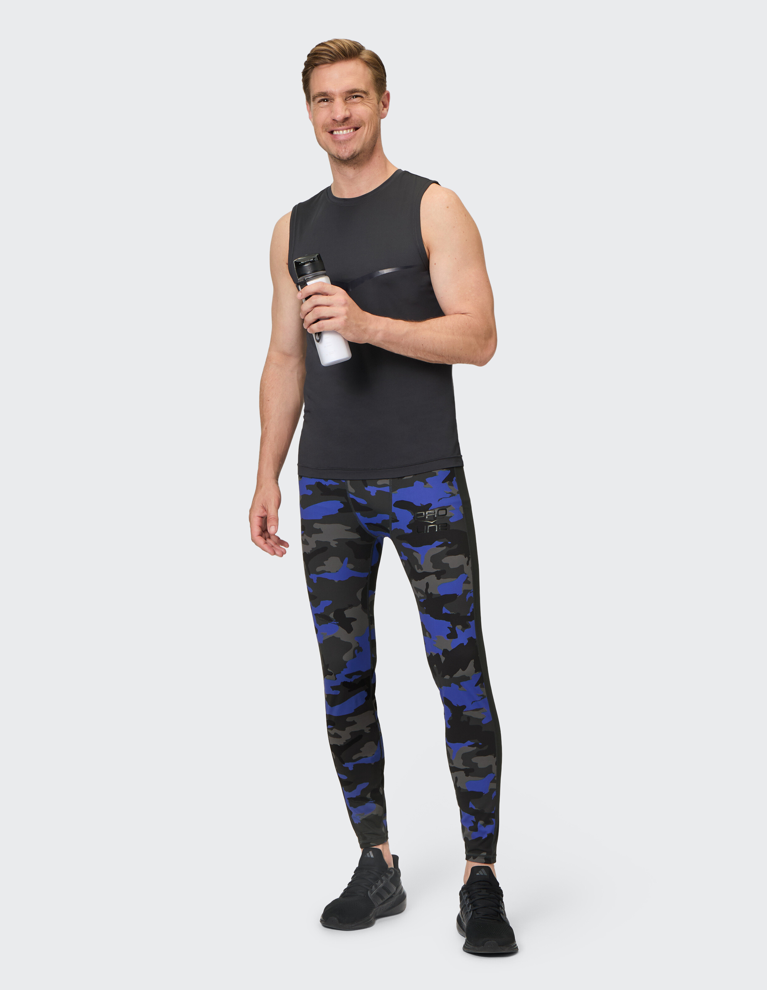 Mann trägt Venice Beach Tights Tallahassee mit blauem Tarnmuster.