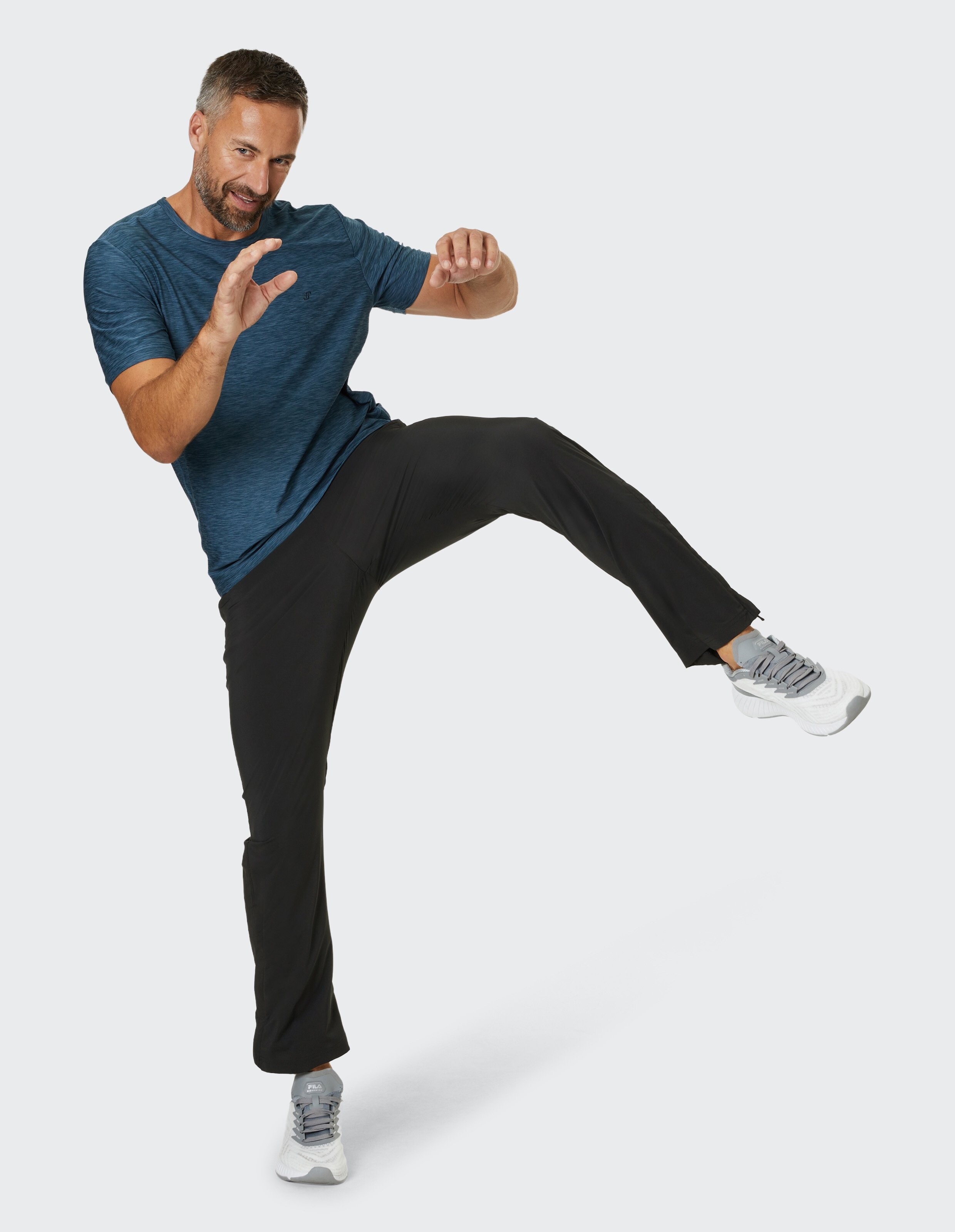 Schwarze, lange Sporthose mit elastischem Bund und geradem Schnitt, ideal für Training und Freizeit.