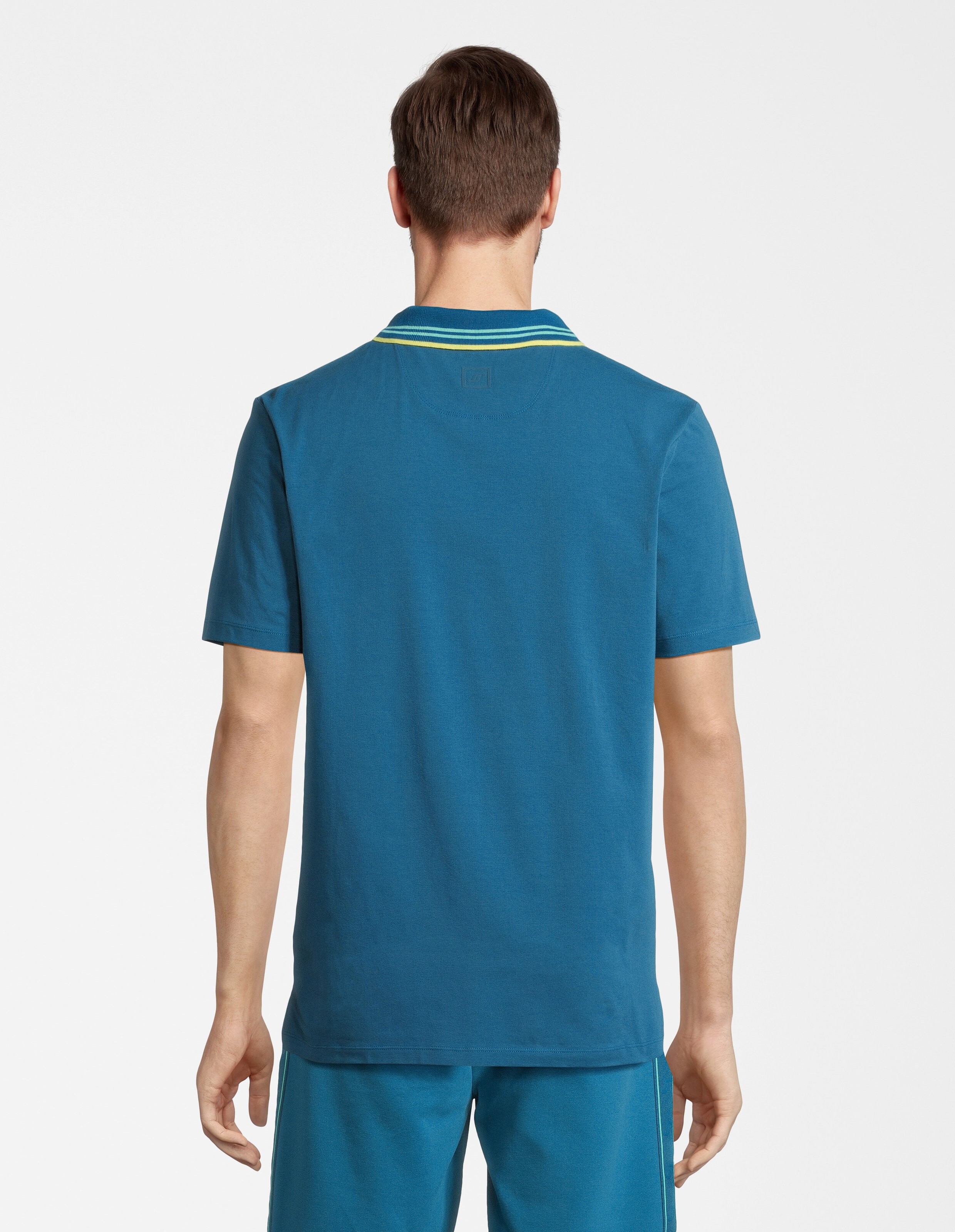 Türkises Poloshirt mit blau-gelbem Kragen, drei Knöpfen und dezentem Logo links auf der Brust.