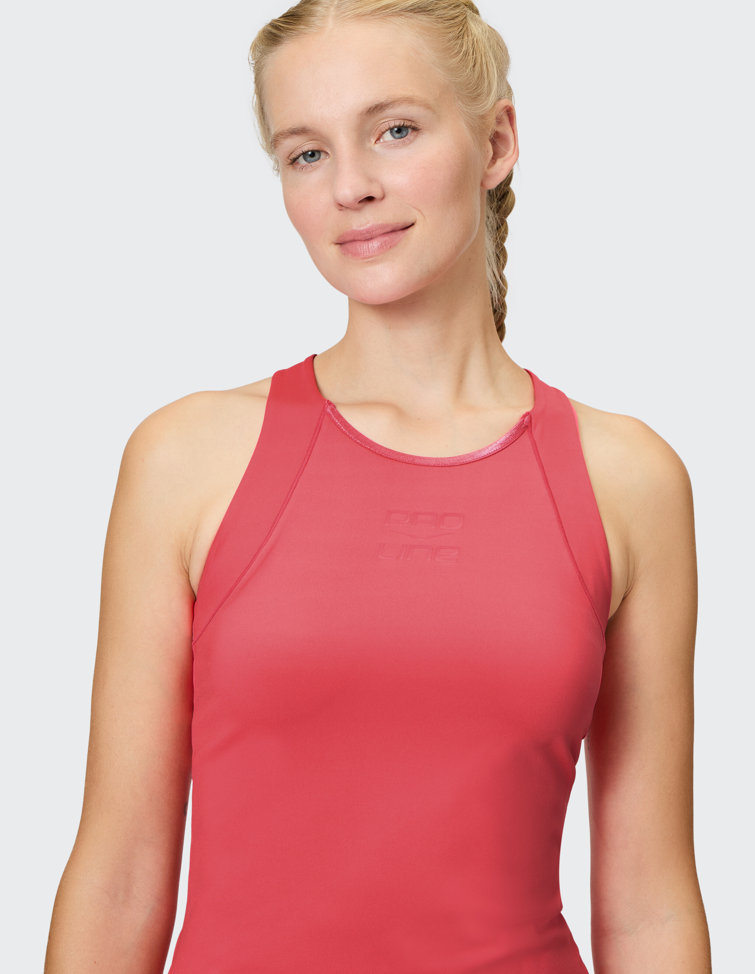 Frau trägt ein rosafarbenes Venice Beach Cape Coral Tanktop für lässigen, bequemen Stil.