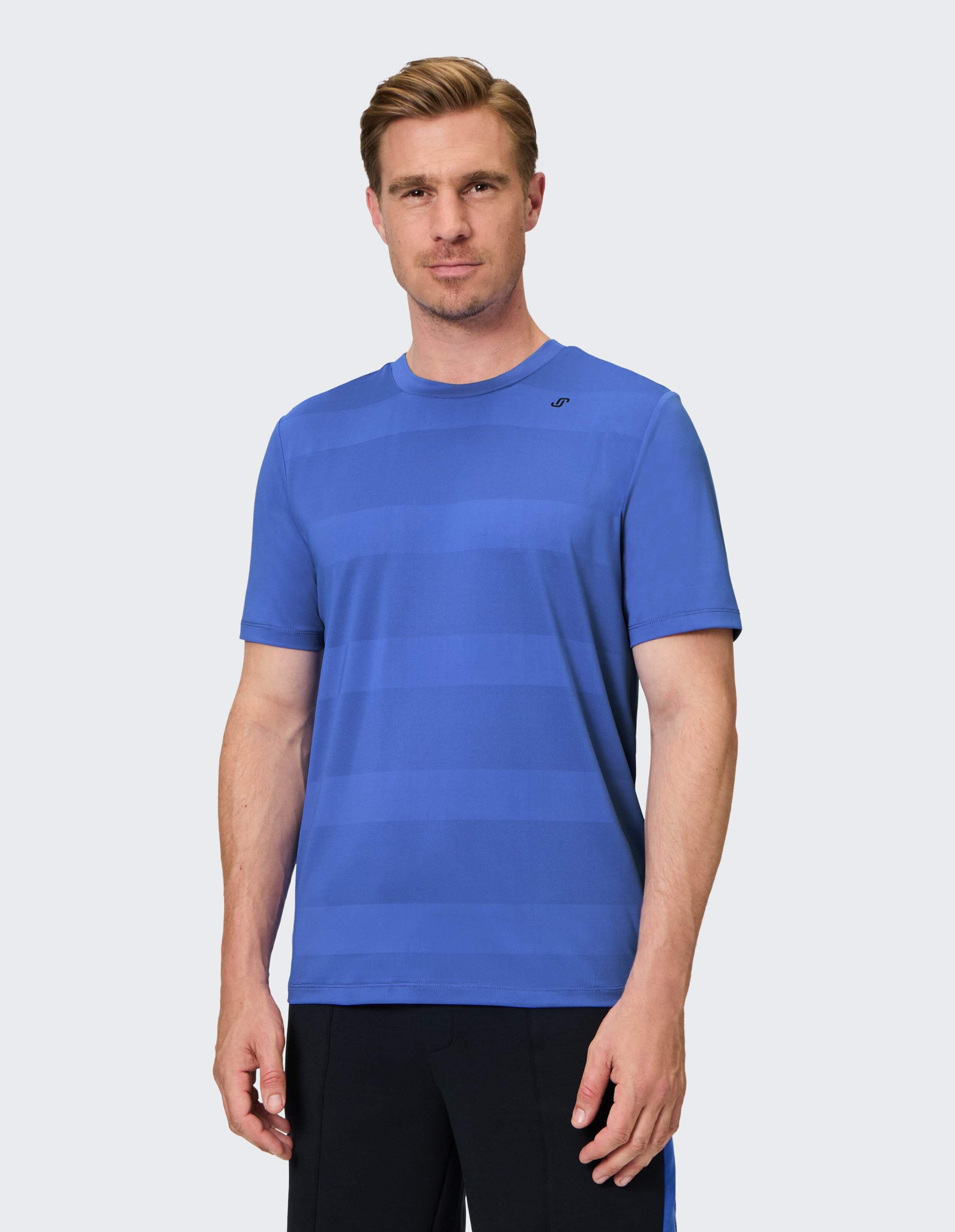 Mann trägt ein blaues, kurzärmeliges Freizeit-T-Shirt mit dezenten horizontalen Streifen.