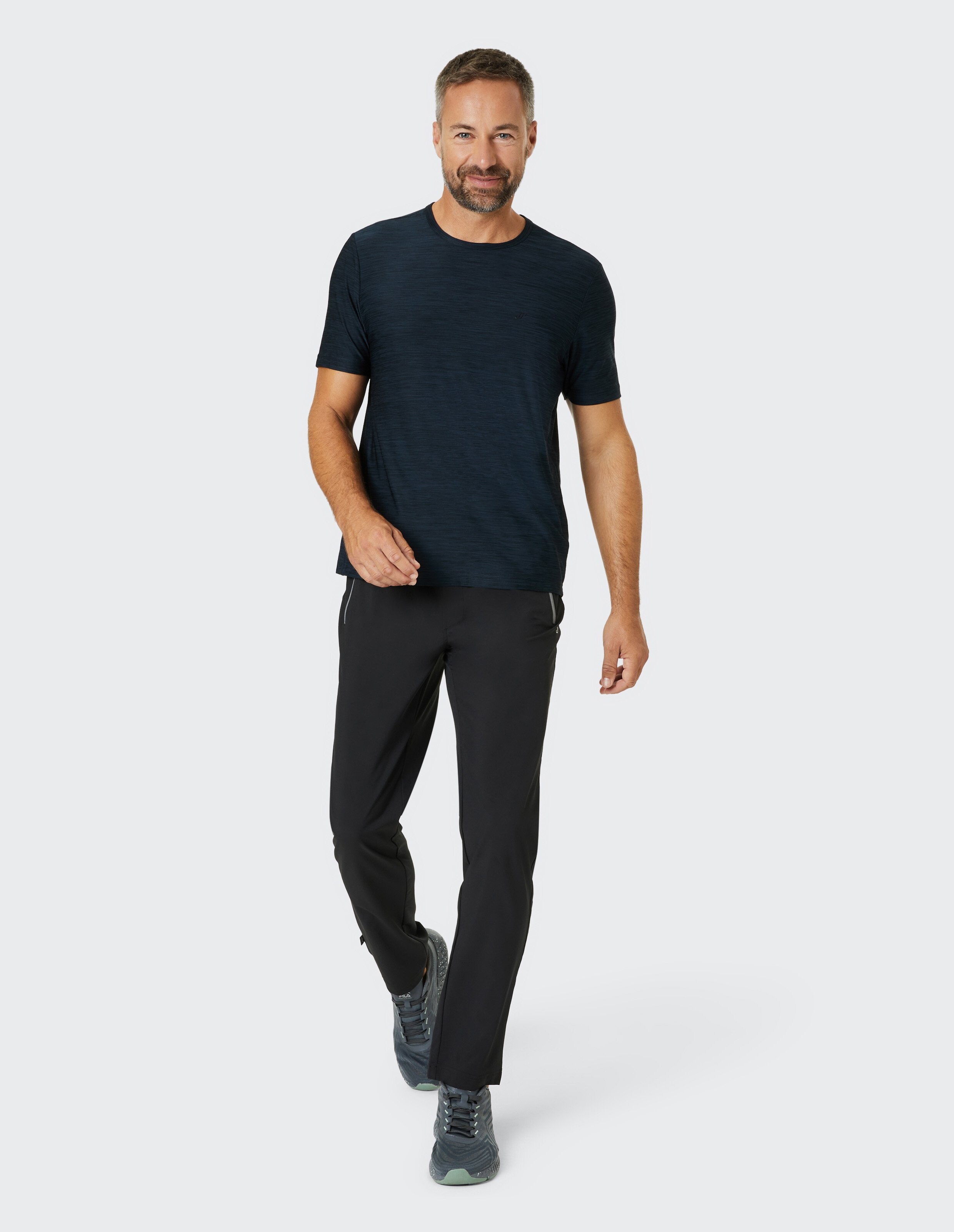 Dunkelblaues T-Shirt mit Rundhalsausschnitt und dezentem Logo, aus leicht meliertem Stoff, schlicht und sportlich im Design.