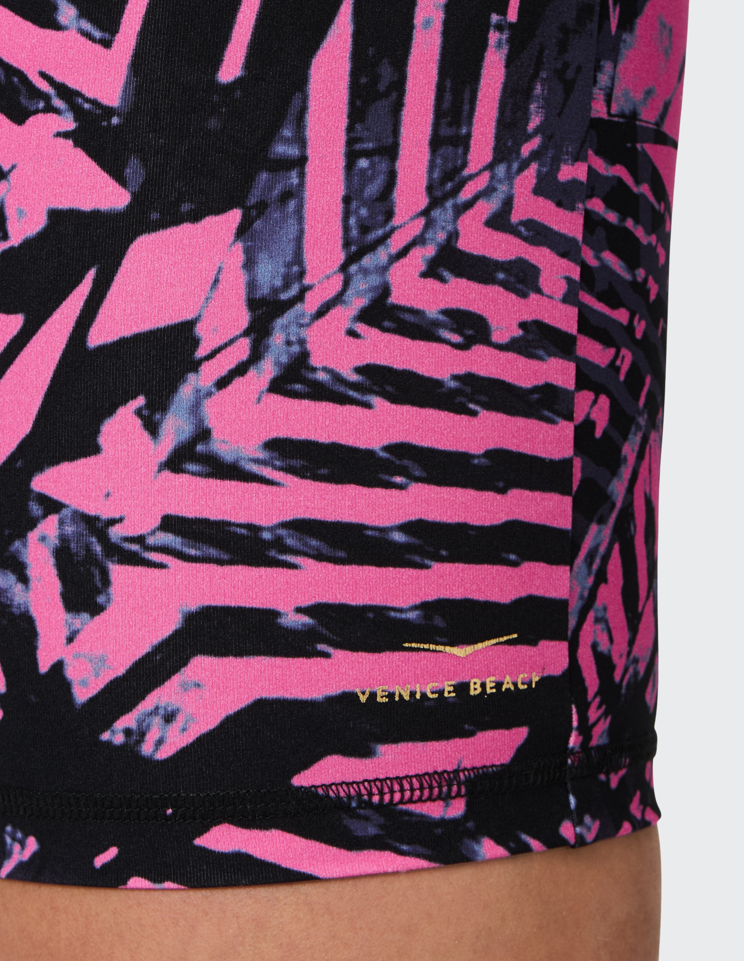 Kurze Strumpfhose Jasmine von Venice Beach mit rosa und schwarzem Palmenblatt-Print.