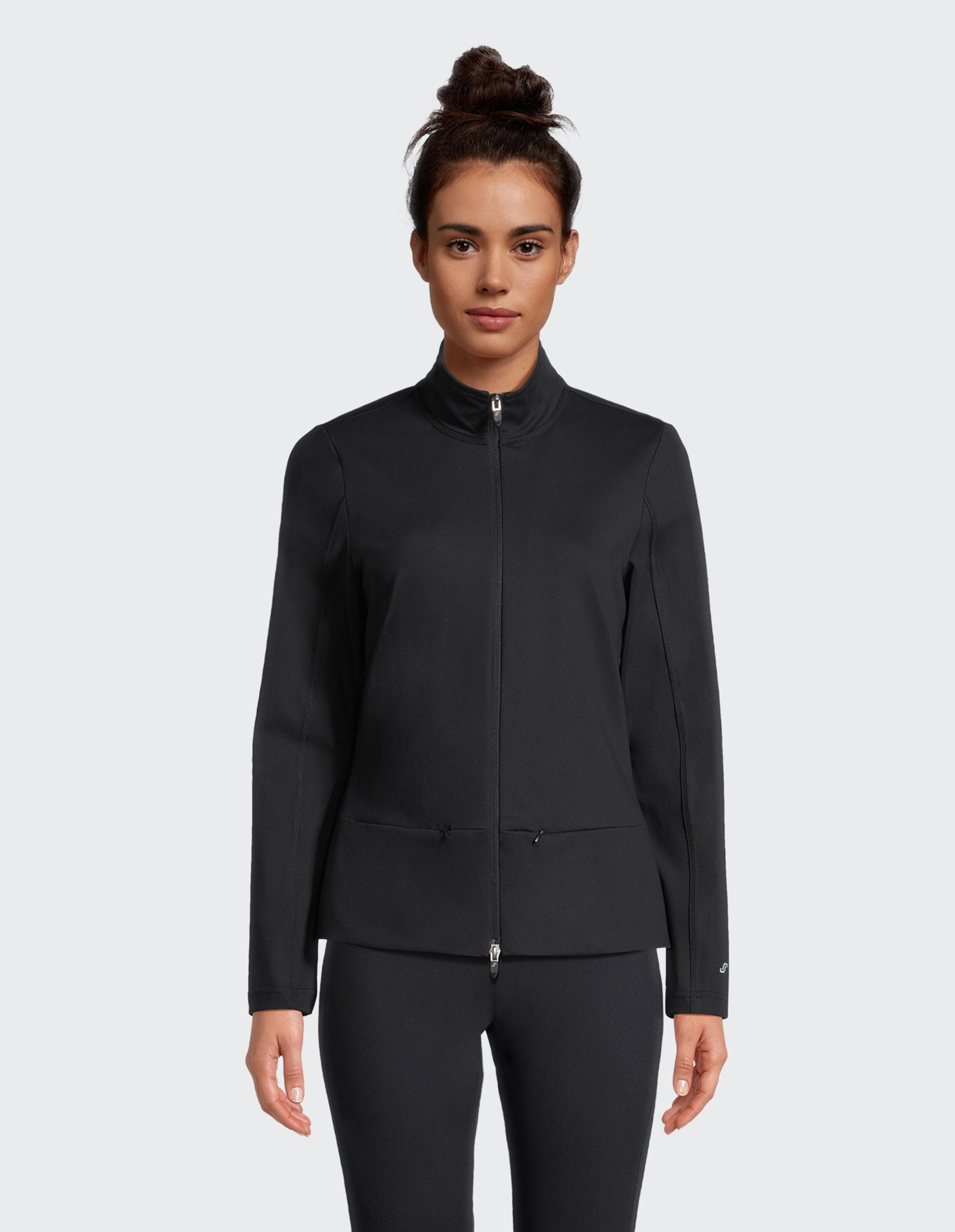 Schwarze Jacke mit durchgehendem Reißverschluss, Stehkragen und langen Ärmeln, schlichtes Design ohne sichtbare Verzierungen.