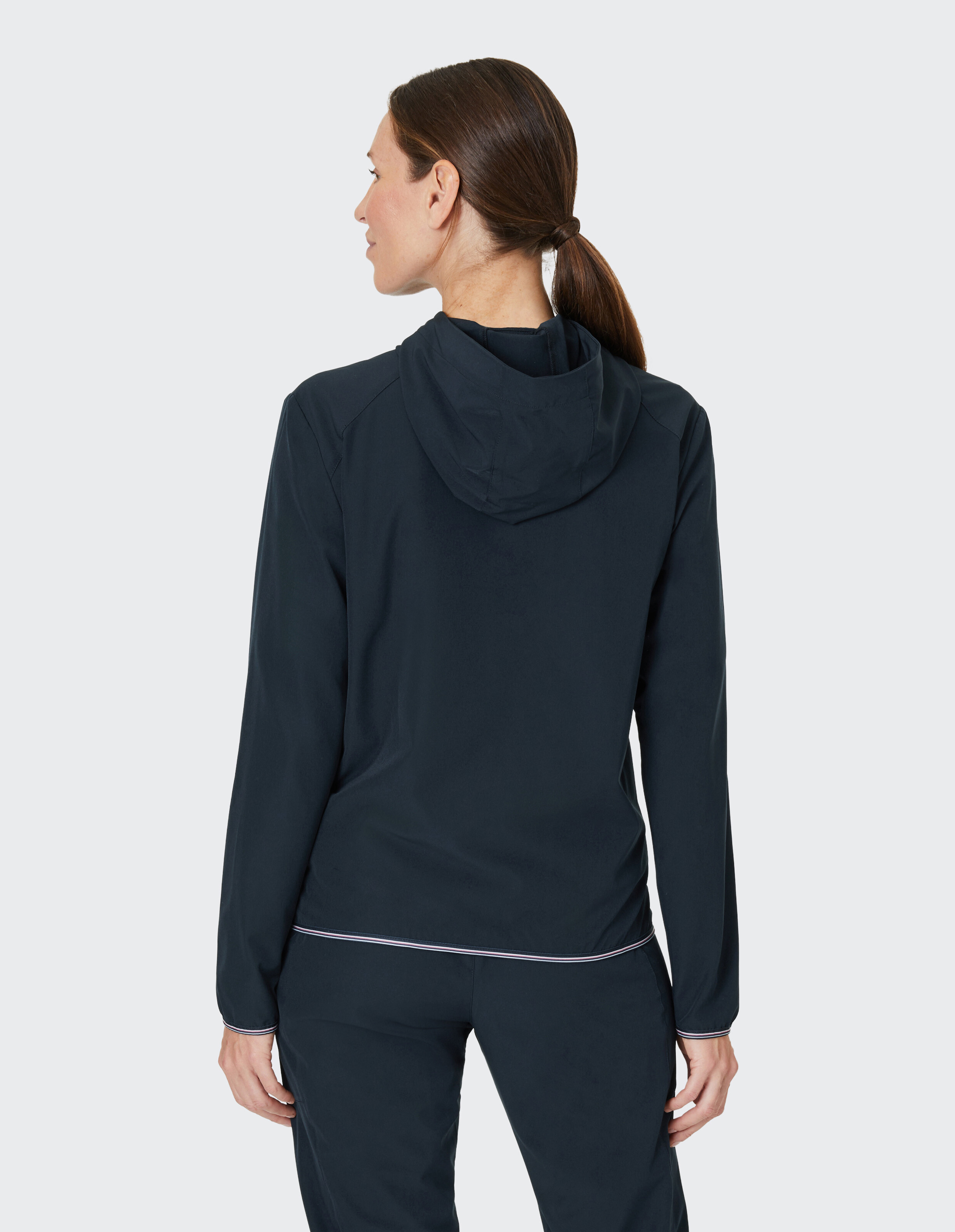Rückansicht einer Frau in einem dunkelblauen Kapuzenpullover, perfekt für Freizeitkleidung und zum Faulenzen.