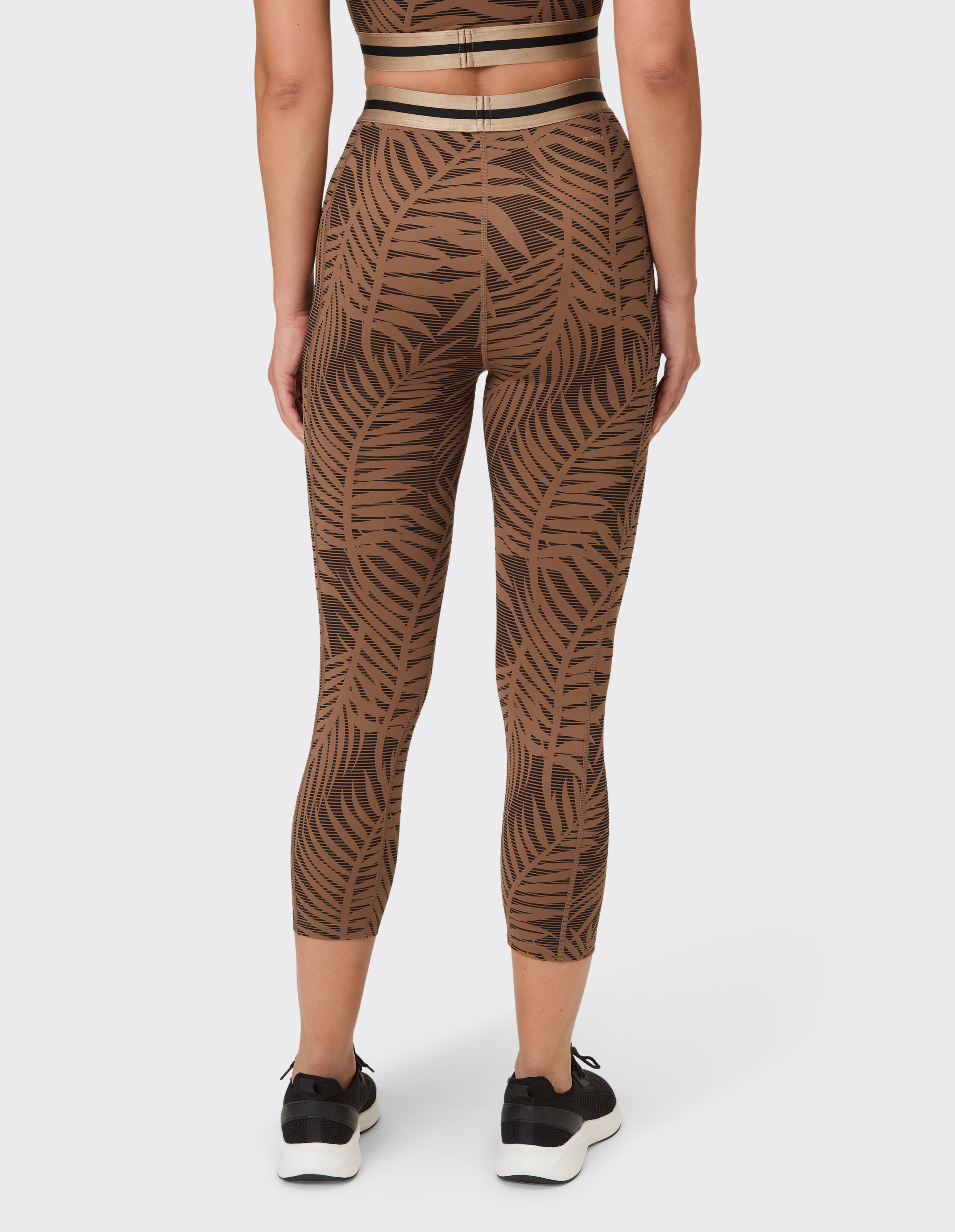 Braun gemusterte Leggings mit tropischem Design, ideal für Freizeitkleidung.