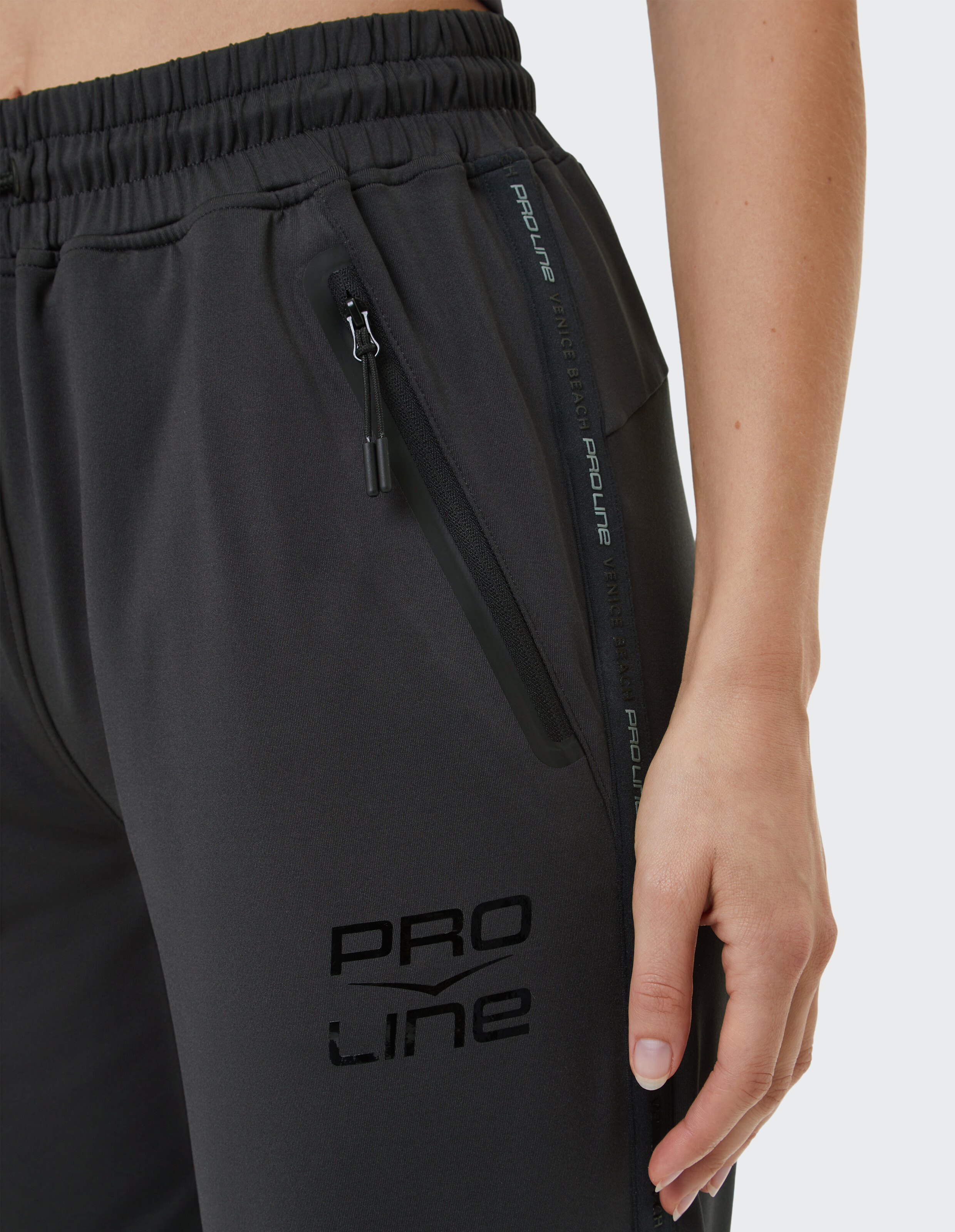Schwarze Jogginghose von Venice Beach Knoxville mit Reißverschlusstasche und Pro Line-Logo.