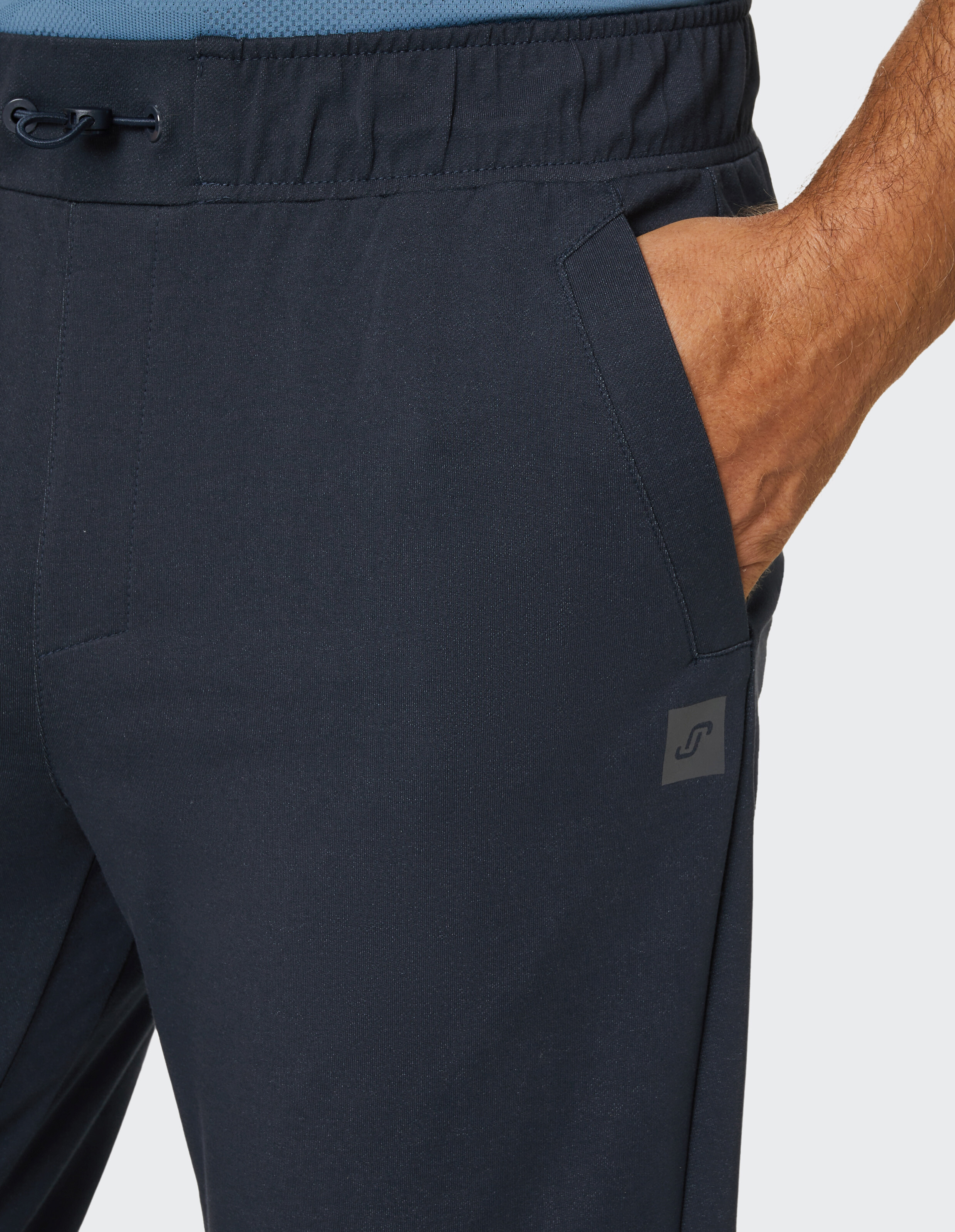 Dunkelblaue Jogginghose mit elastischem Bund und Zugband, schmal geschnittene Beine mit Bündchen, modernes Freizeitdesign.