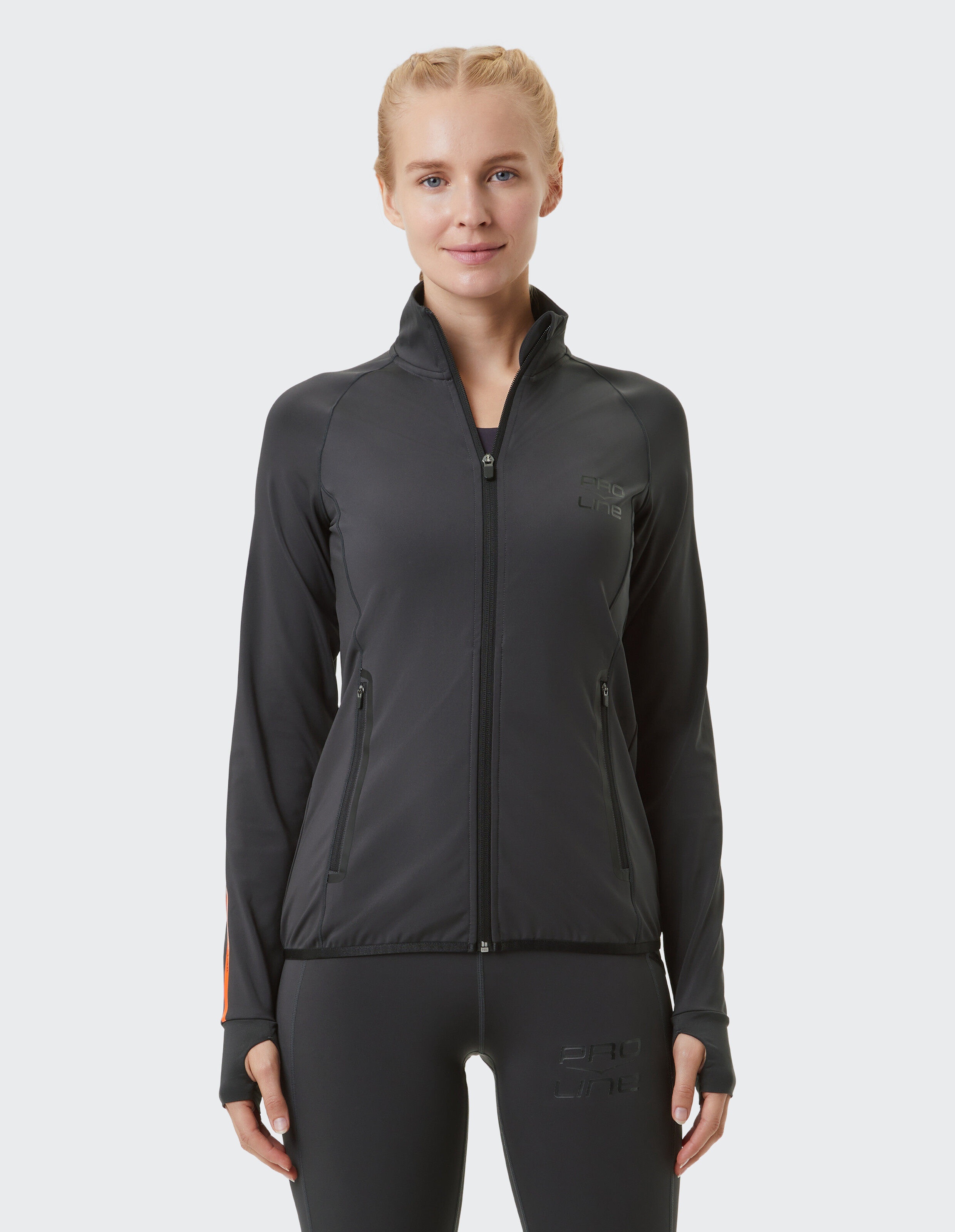 Frau trägt eine schwarze Venice Beach Funktionsjacke Hampton für lässigen sportlichen Stil.