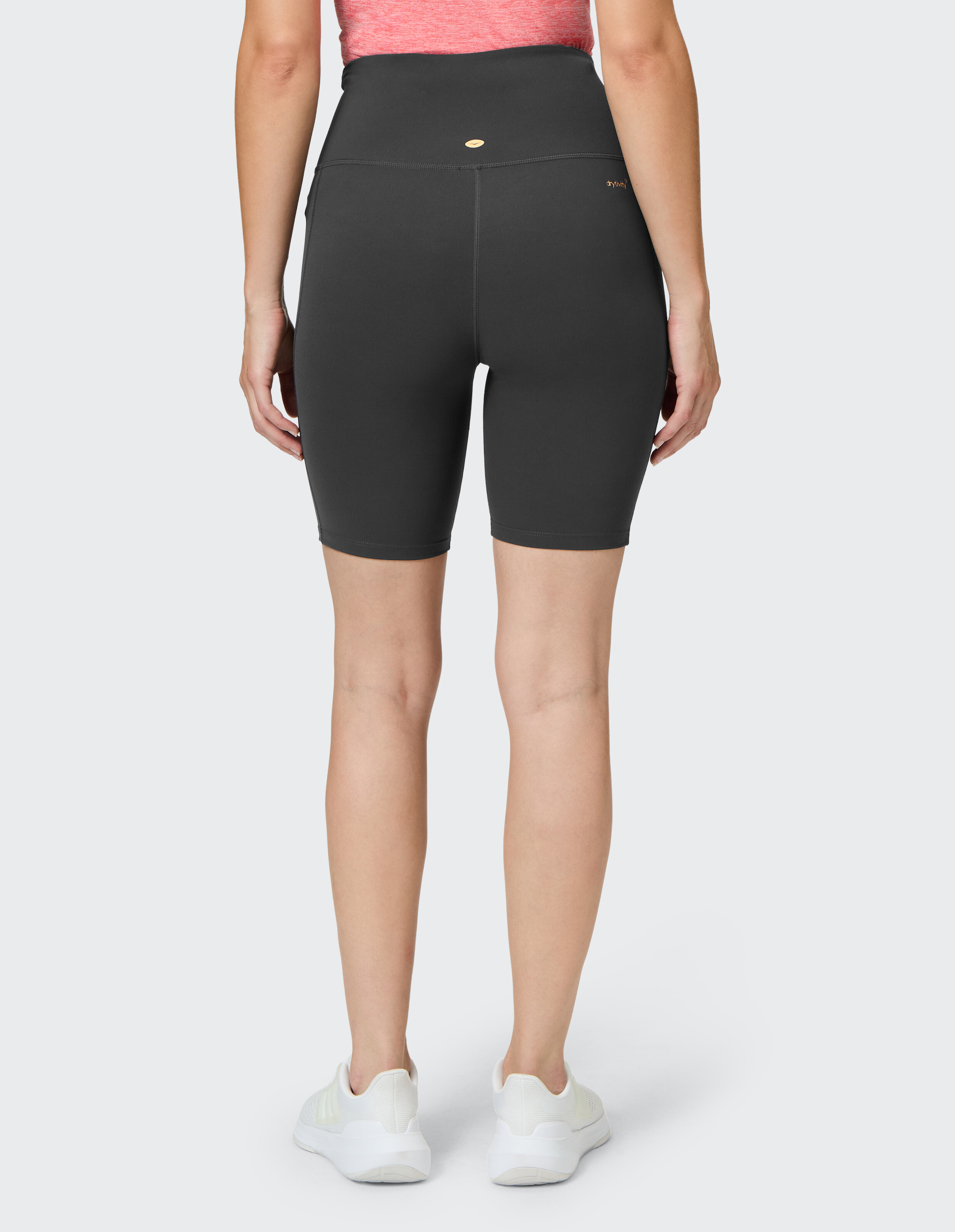 Rückansicht der Venice Beach Kurze Tights Camelia in dunkelgrauen, lässigen Bikershorts mit hohem Bund.