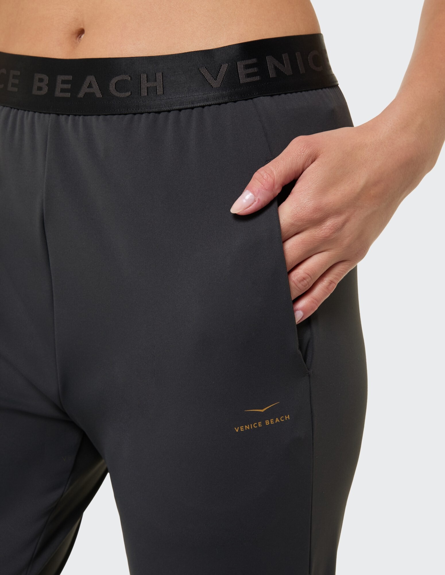 Nahaufnahme einer schwarzen Jogginghose von Venice Beach mit bequemem Bund und Seitentasche.