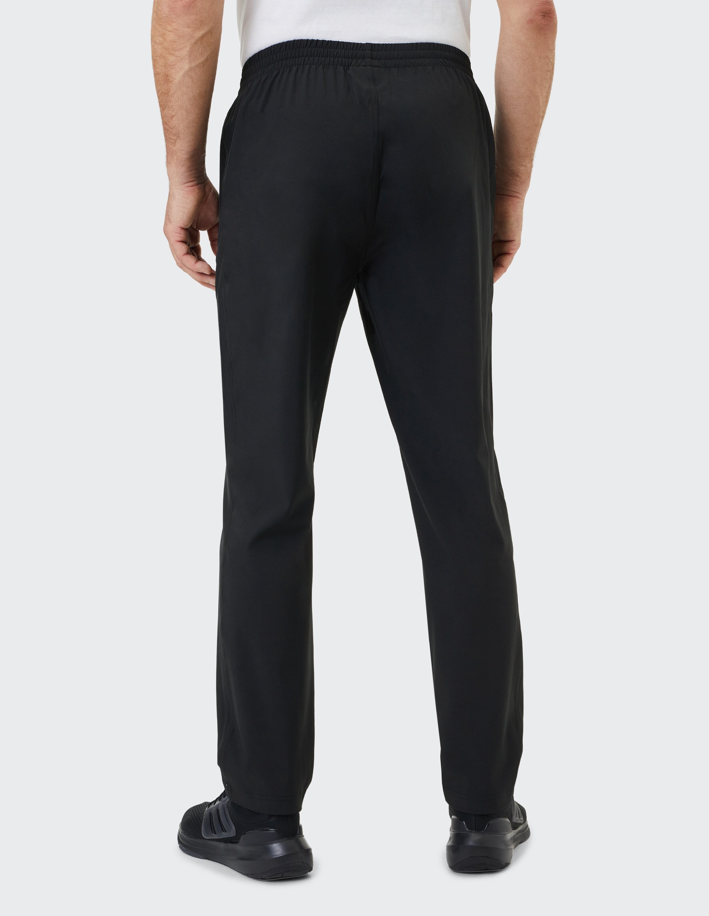 Schwarze Jogginghose mit elastischem Bund und Seitentaschen, schlichtes Design für Komfort und Freizeitaktivitäten.