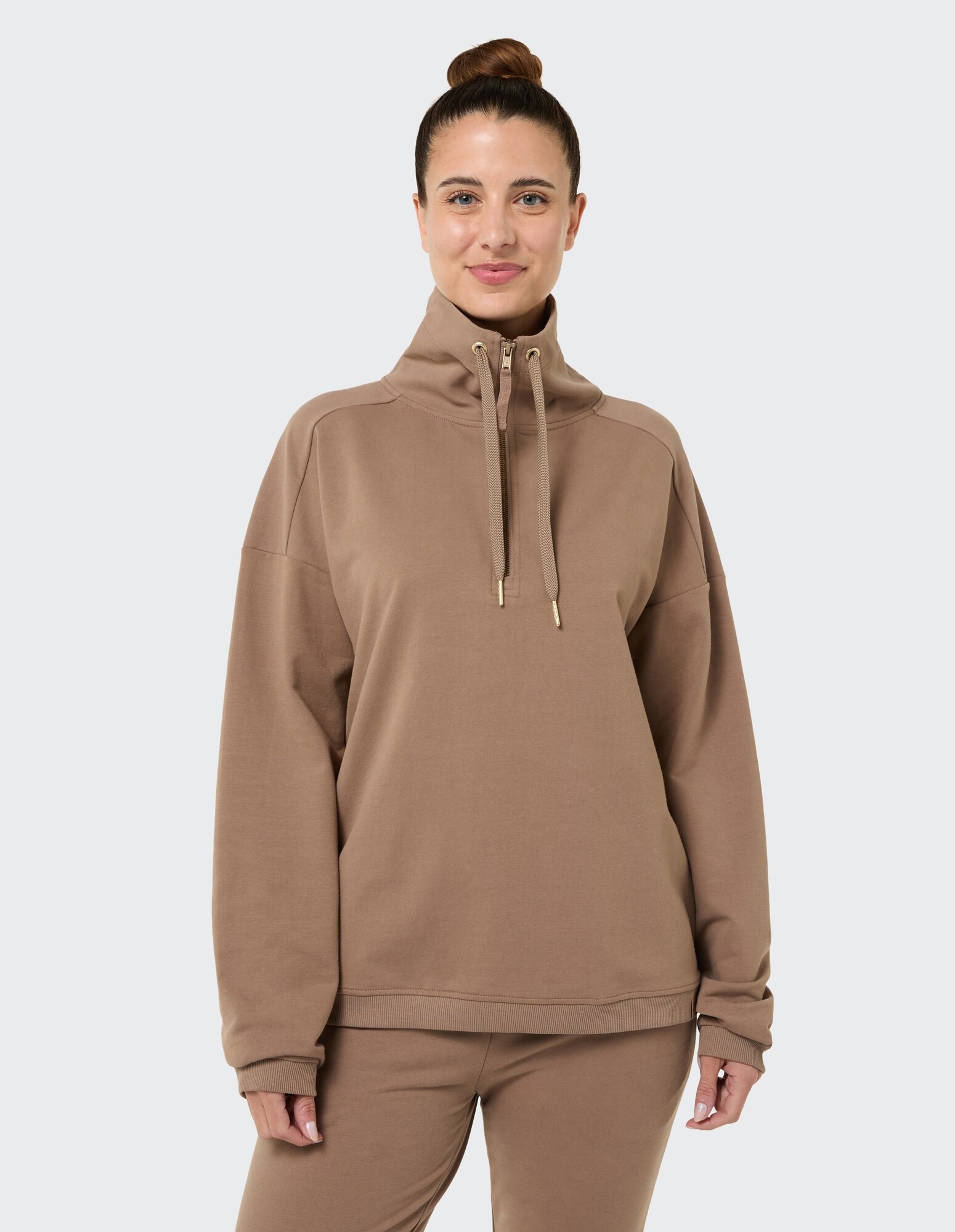 Kuscheliges braunes Sweatshirt mit Reißverschluss und hohem Kragen, perfekt für Freizeitkleidung.