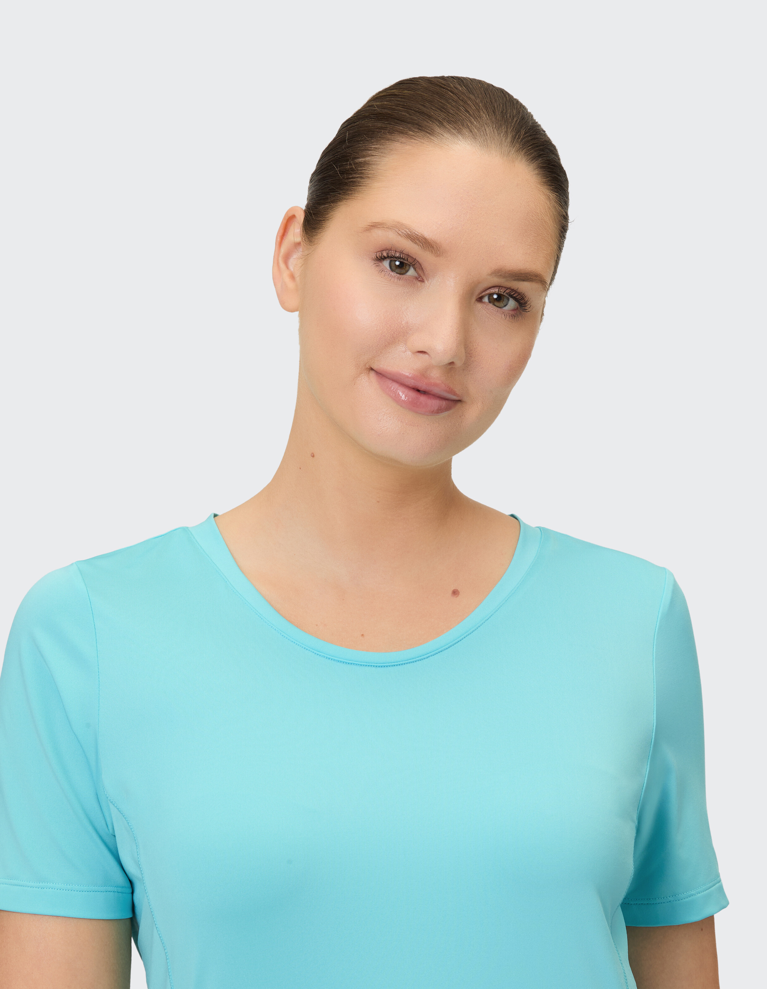 Ein lächelndes Modell trägt ein hellblaues, kurzärmeliges Rundhals-Shirt.