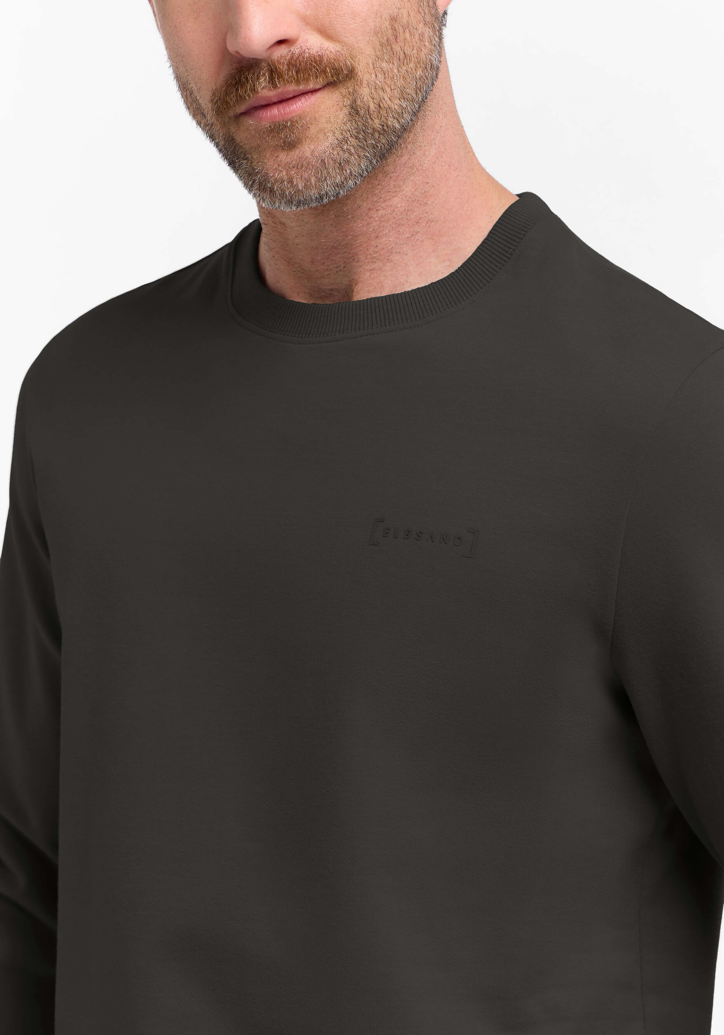 Mann trägt ein dunkelgraues ELBSAND-Sweatshirt mit Rundhalsausschnitt für einen lässigen, gemütlichen Stil.