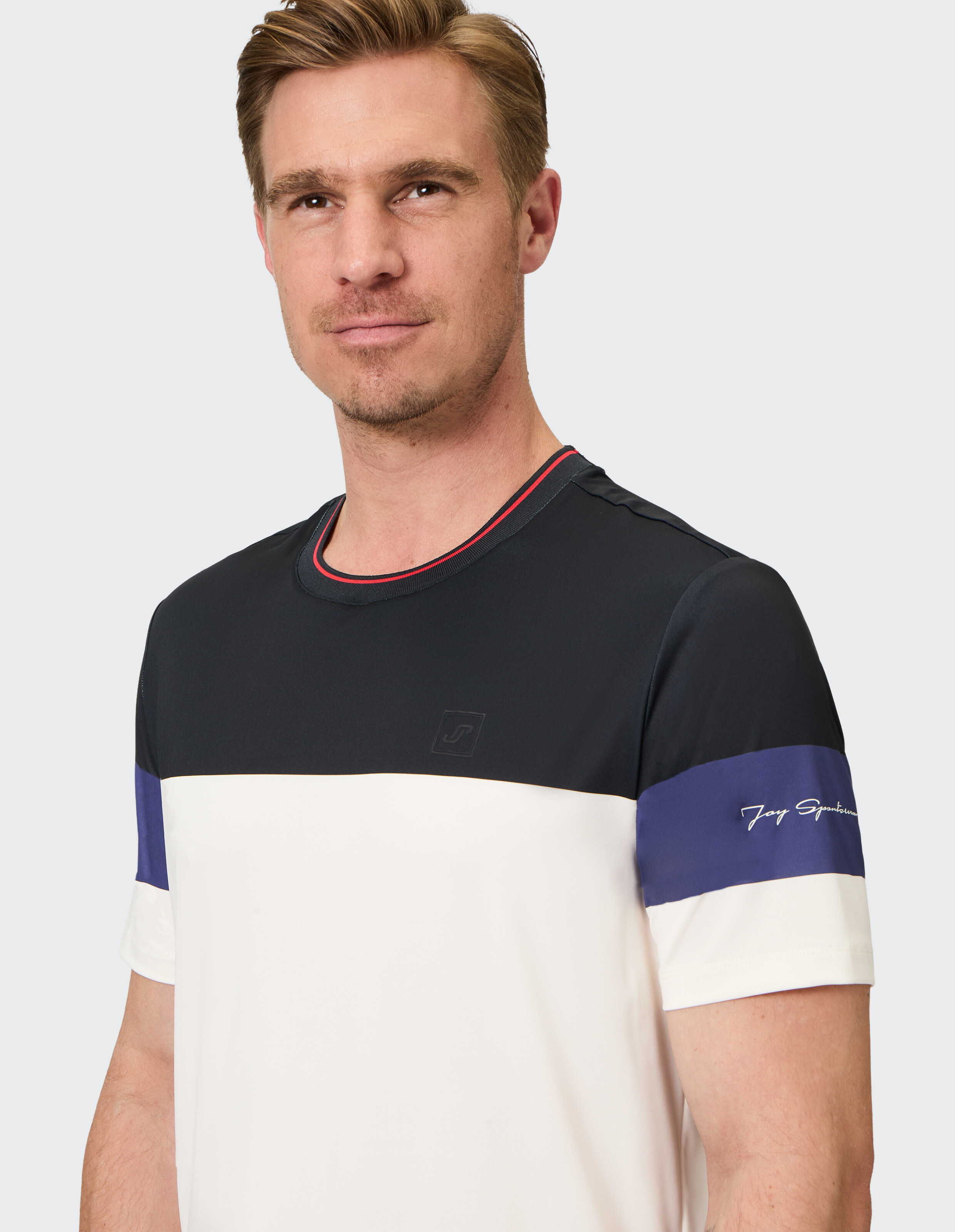 Lässiges Herren-T-Shirt mit Farbblockdesign in Marineblau, Weiß und Lila.