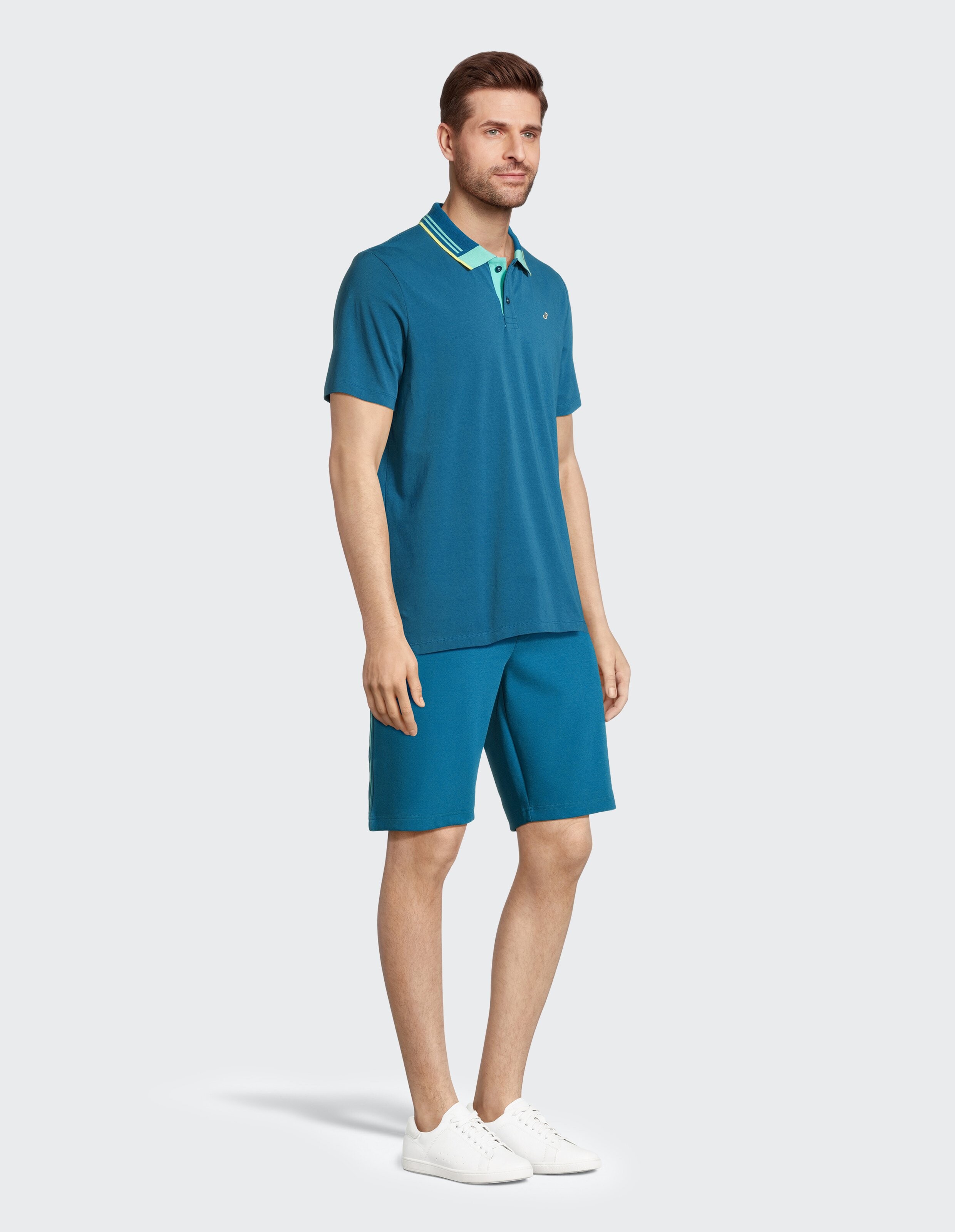 Türkises Poloshirt mit blau-gelbem Kragen, drei Knöpfen und dezentem Logo links auf der Brust.