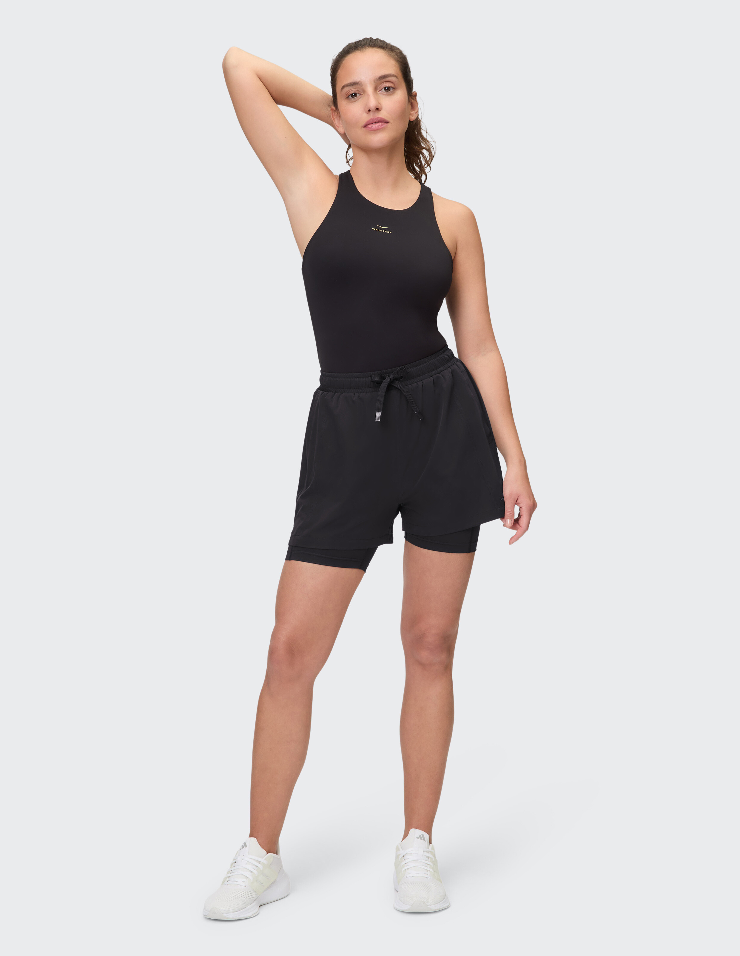 Frau trägt schwarze Catherine-Shorts von Venice Beach für einen lässigen, bequemen, sportlichen Stil.