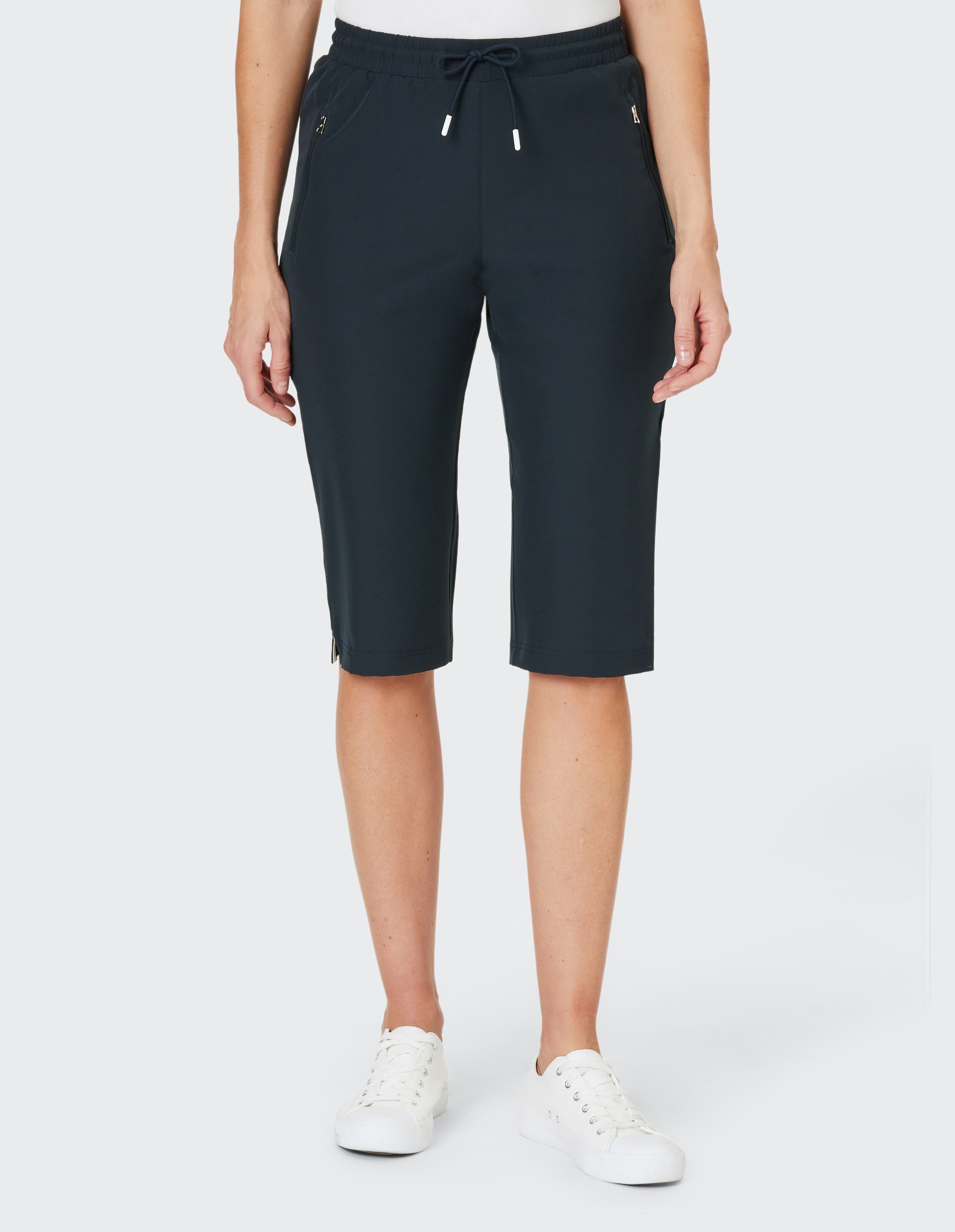 Dunkelblaue, knielange Shorts mit elastischem Bund, Kordelzug und Reißverschlusstaschen an den Seiten für einen sportlichen Look.