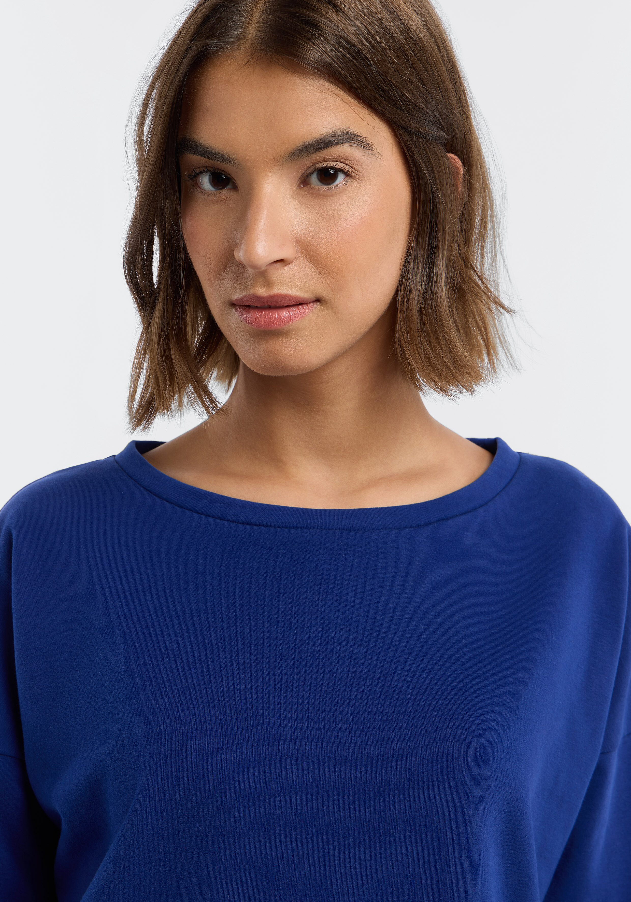 Frau trägt ein gemütliches, königsblaues Freizeit-Sweatshirt für bequeme Loungewear.