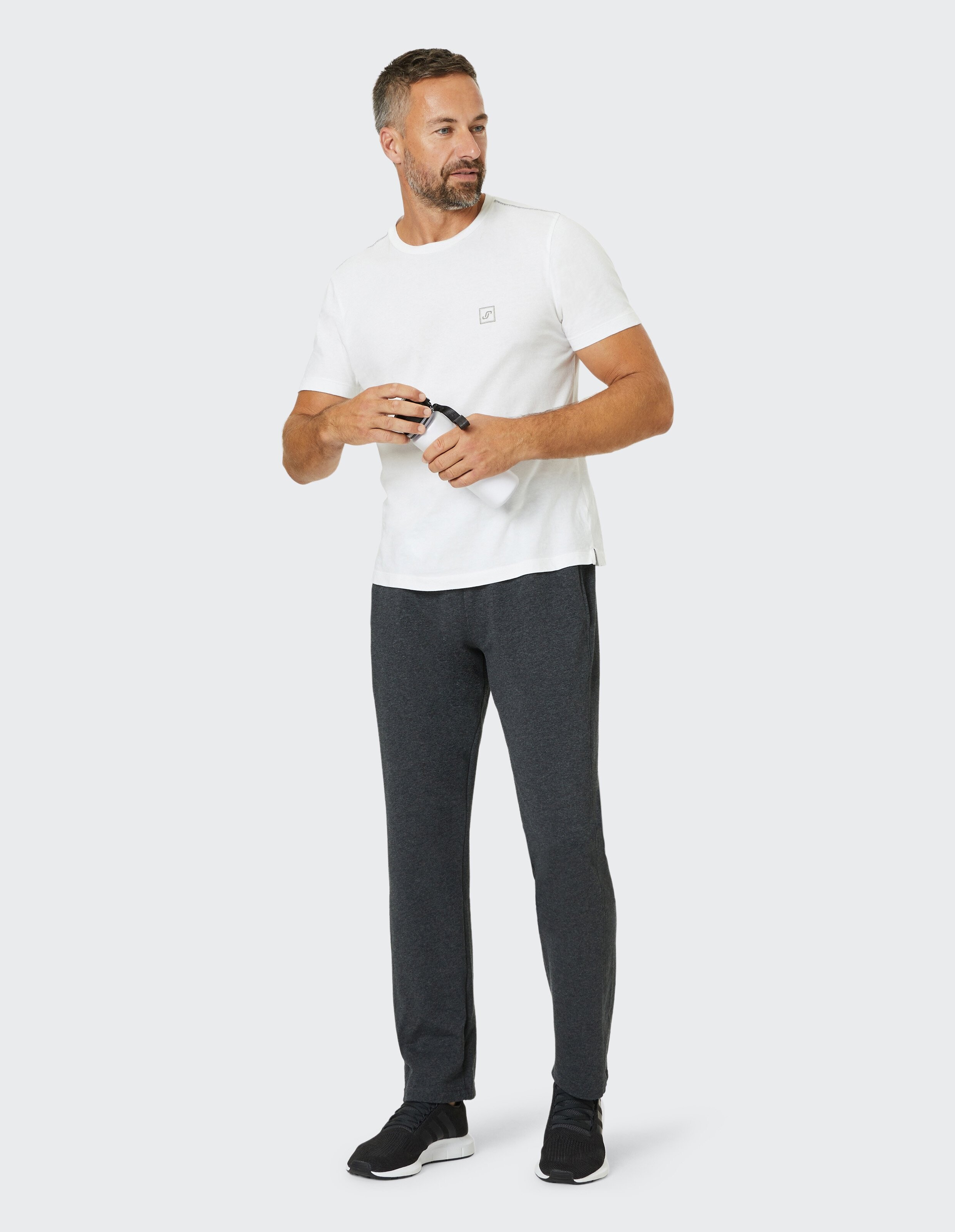 Dunkelgraue Jogginghose aus weichem Stoff mit elastischem Bund, ideal für gemütliche Freizeitkleidung.