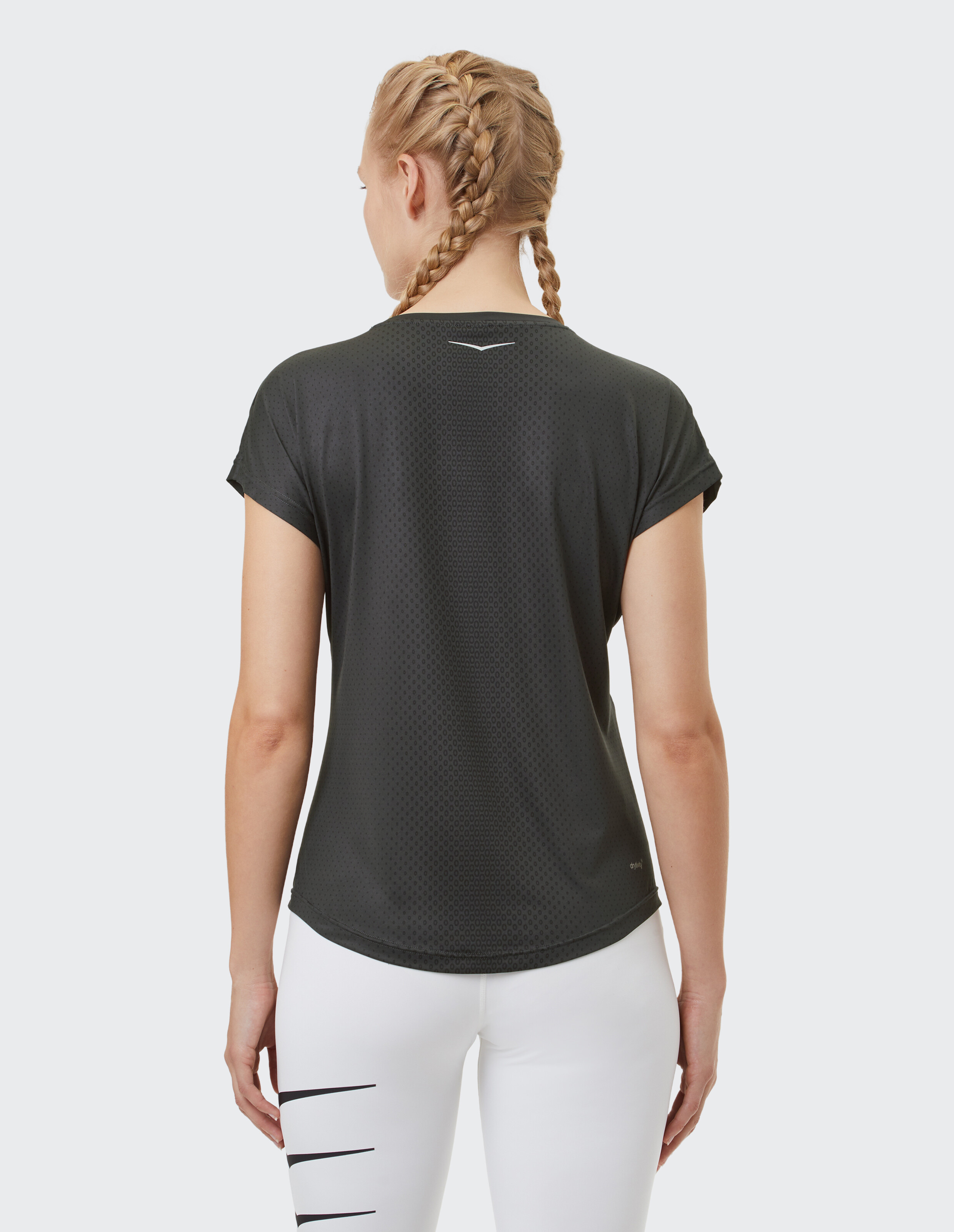 Frau trägt ein dunkelgrünes Sport-T-Shirt mit dezentem Muster, Rückansicht.