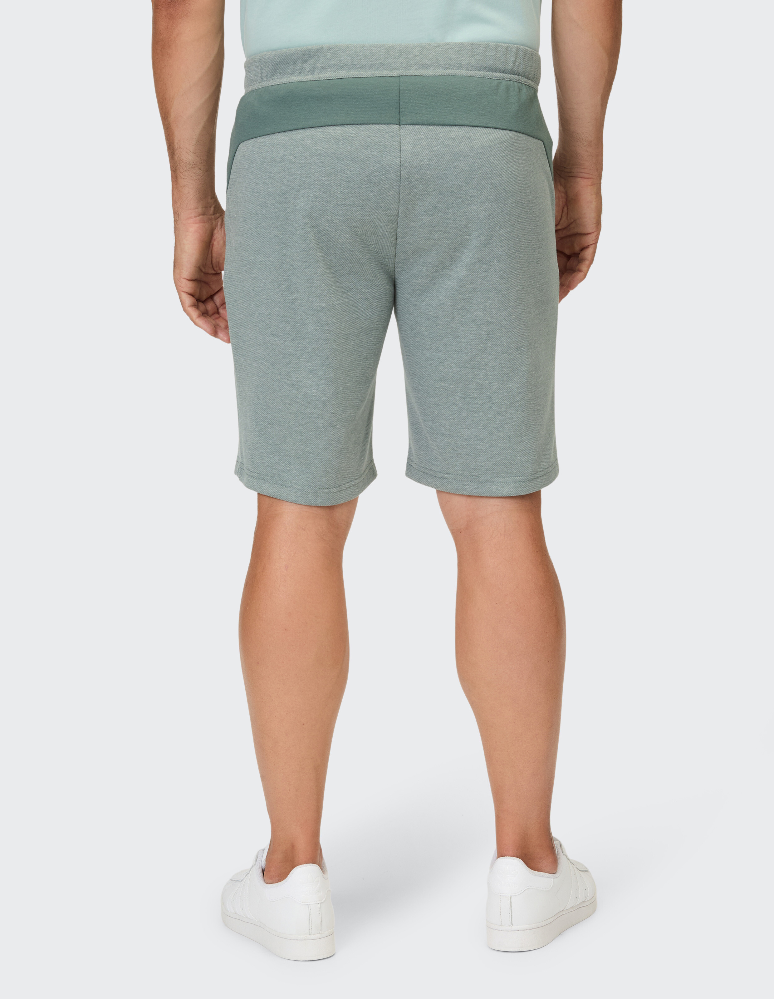 Graue Herrenshorts mit einem breiten, dunkelgrünen Bund und einem Hauch von Textur.