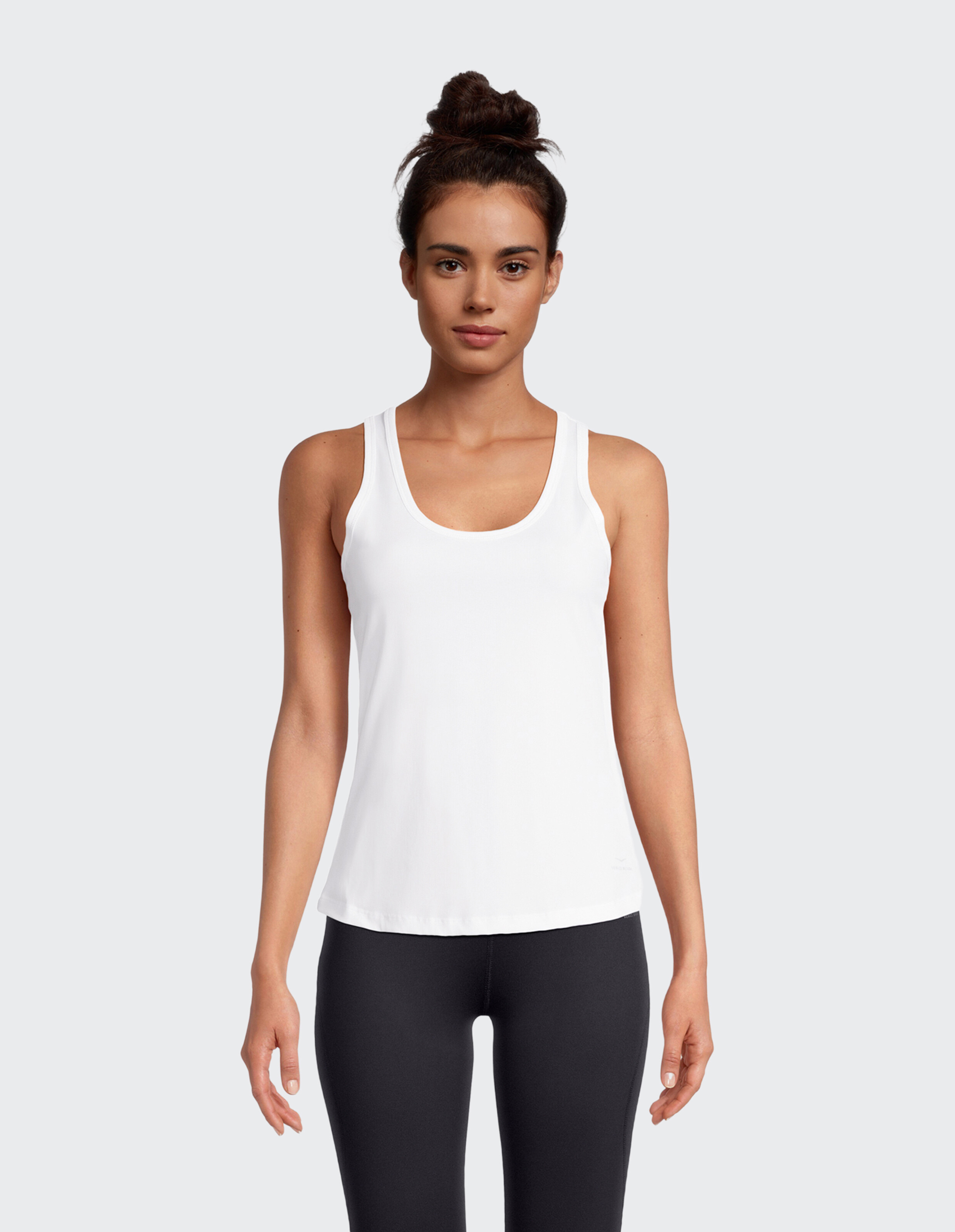 Frau trägt ein weißes Venice Beach Brenda Tanktop für lässigen, bequemen Stil.