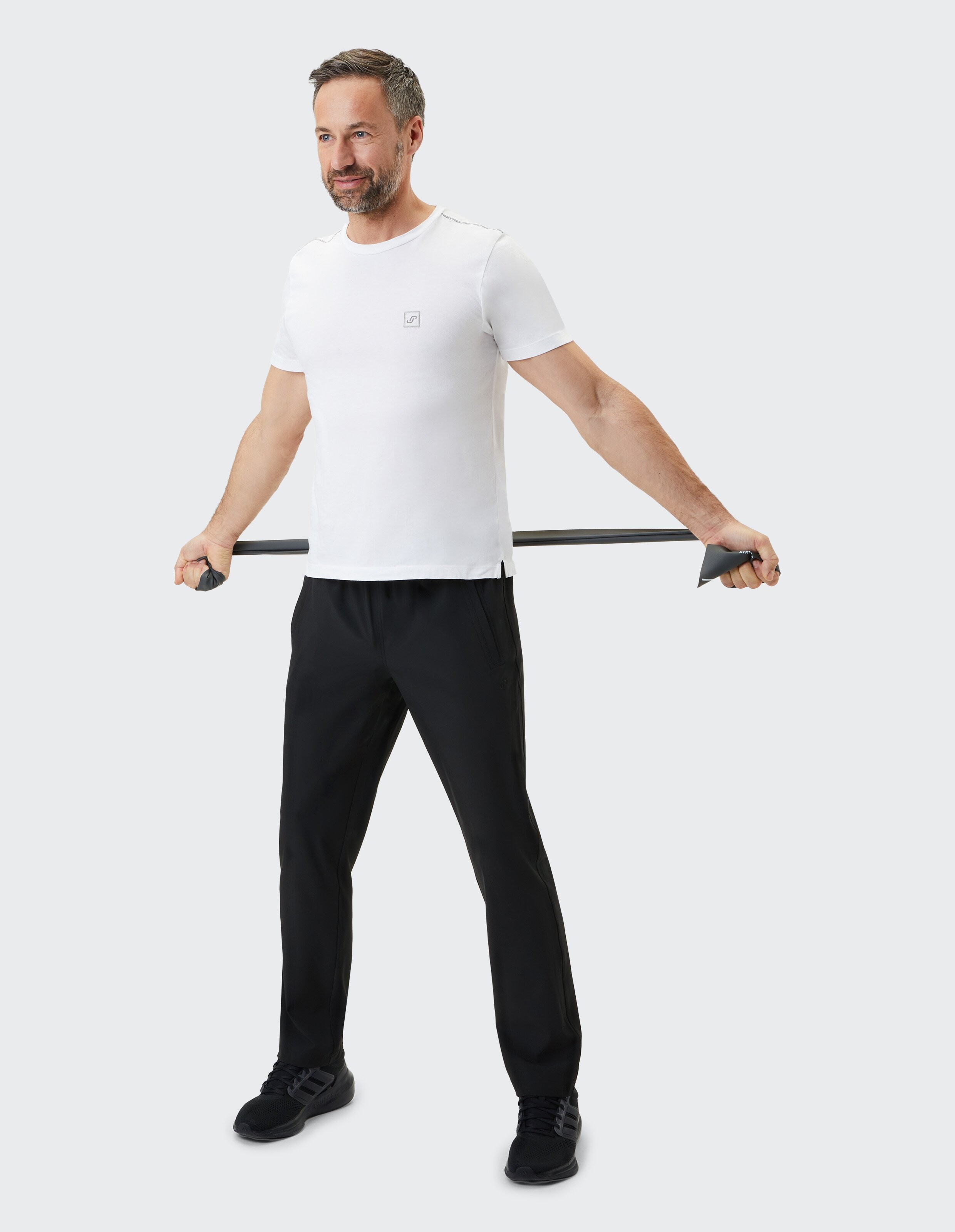 Schwarze Jogginghose mit elastischem Bund und Seitentaschen, schlichtes Design für Komfort und Freizeitaktivitäten.