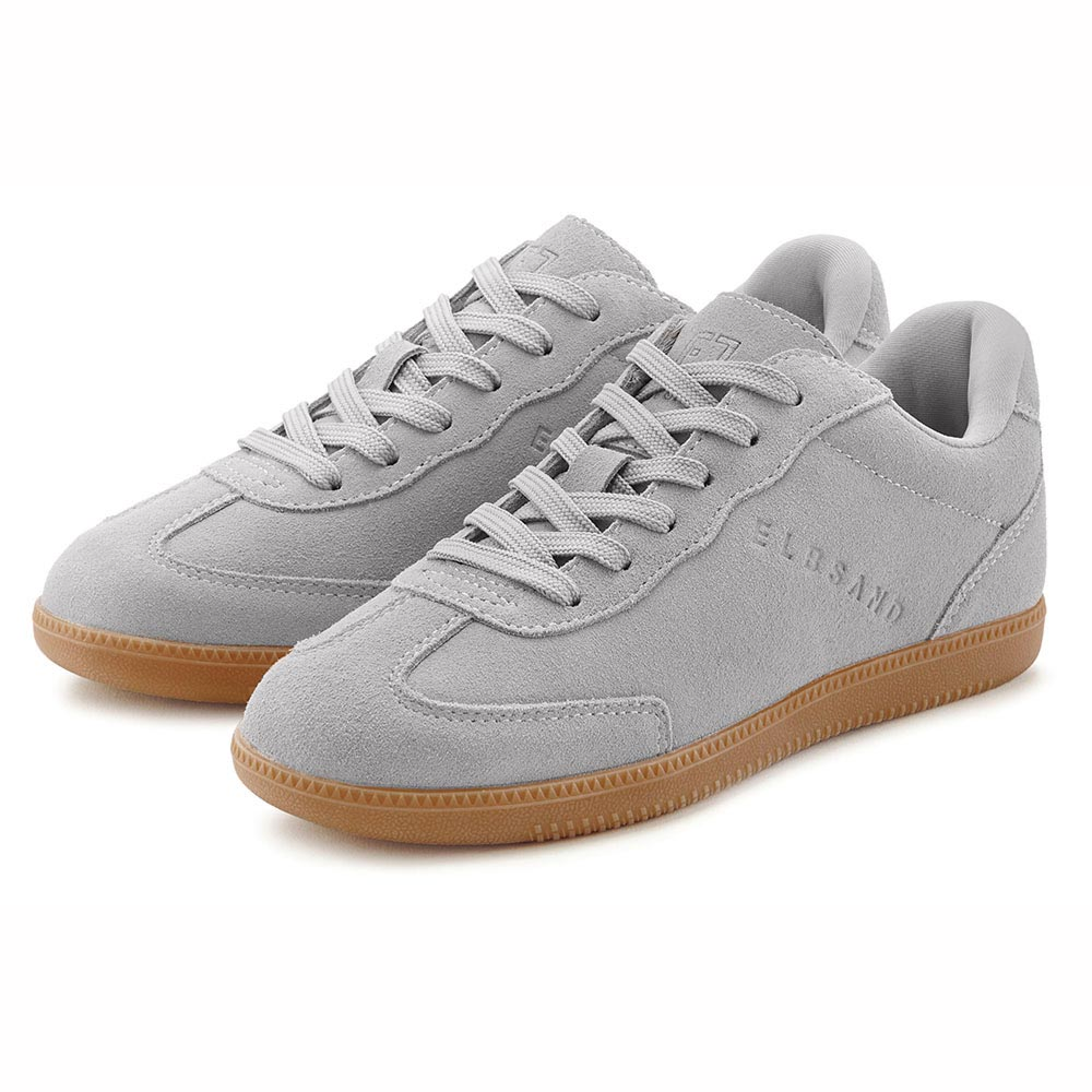 Hellgraue Wildleder-Sneaker mit Gummisohle, perfekt für Freizeitkleidung.