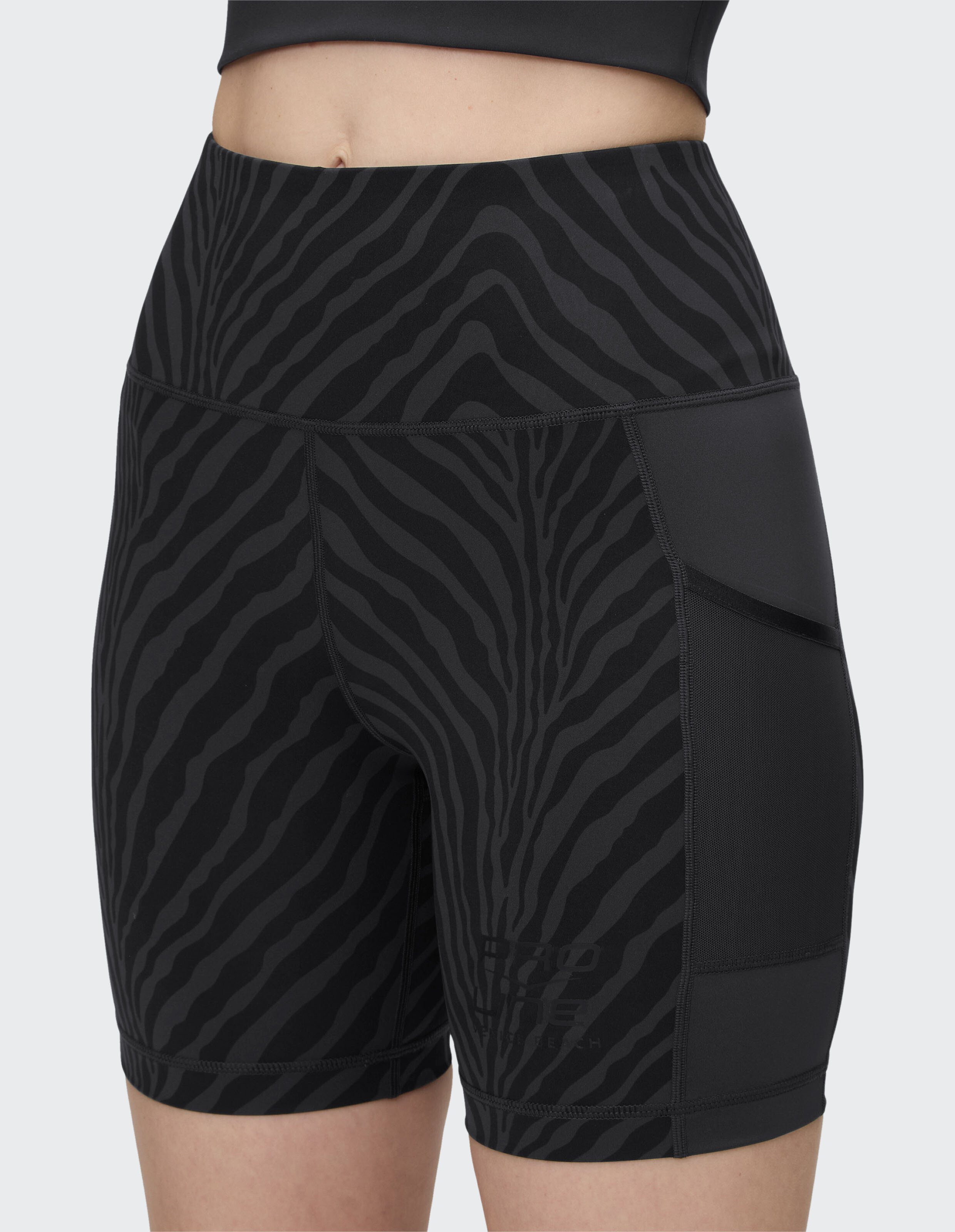 Schwarze Shorts mit hohem Bund und Zebramuster, perfekt für Freizeitkleidung und Workouts.