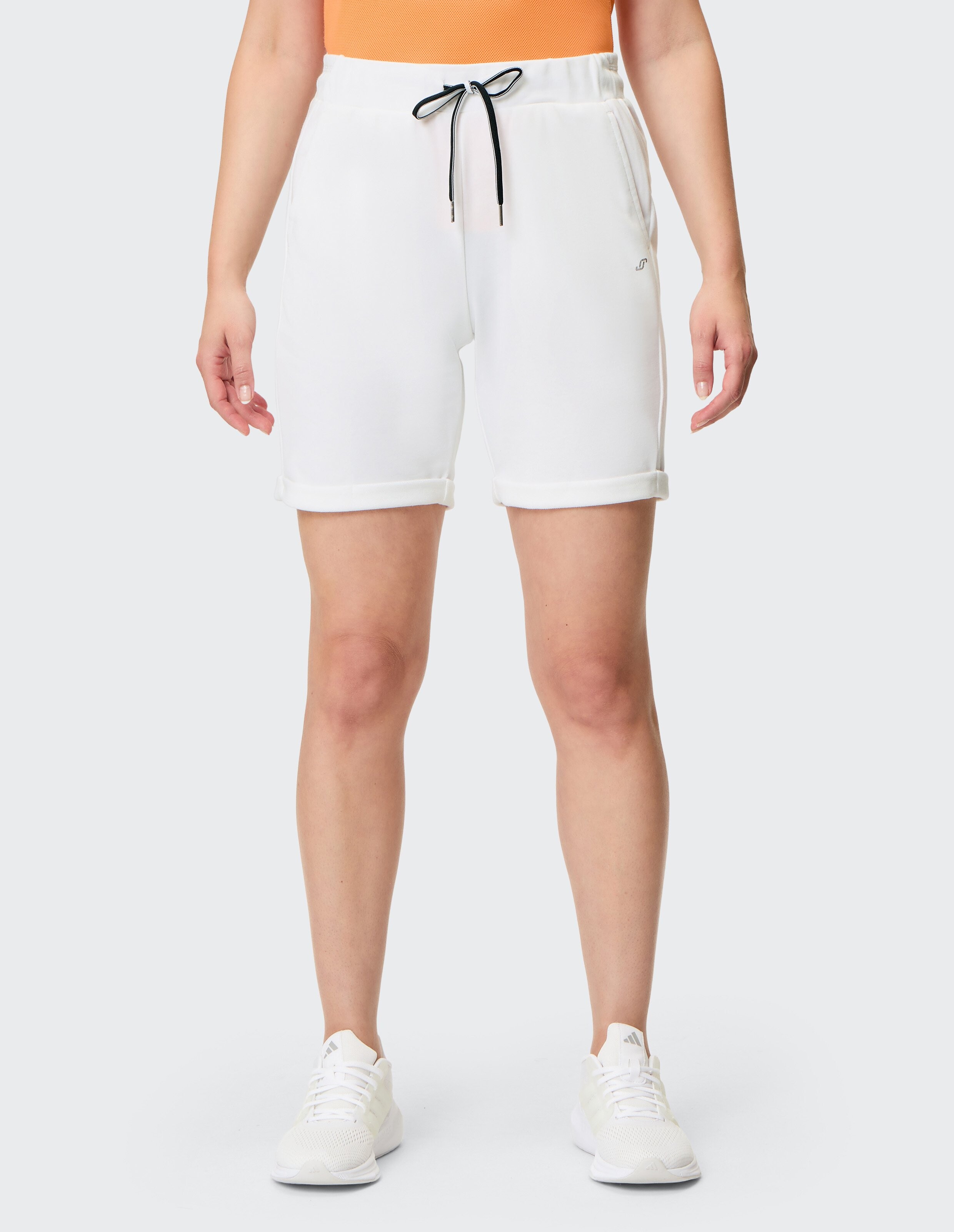 Weiße Shorts aus leichtem Stoff mit elastischem Bund und schwarzer Kordel, ideal für Freizeit und sportliche Aktivitäten.