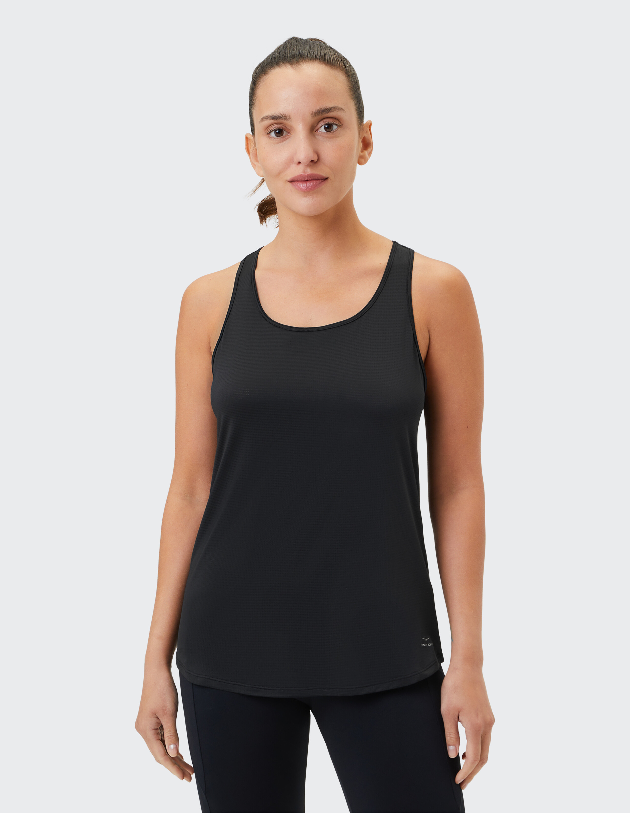 Frau trägt ein schwarzes Venice Beach Livie Tanktop für Freizeit- und Aktivkleidung.